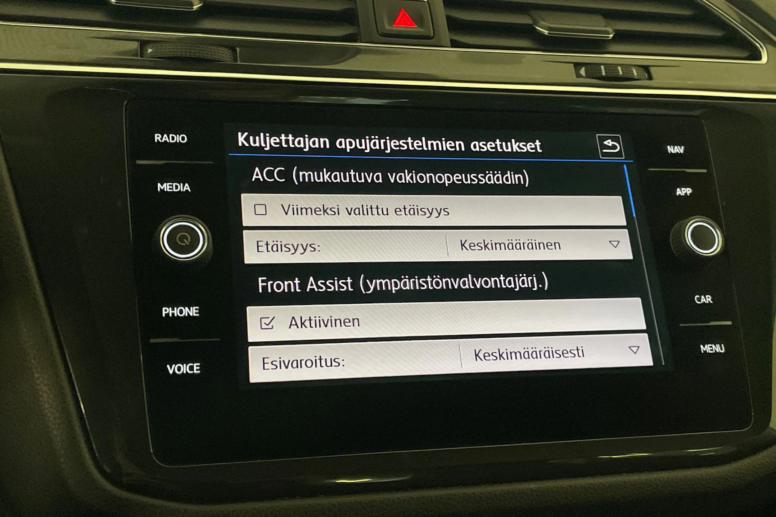 Valkoinen Volkswagen Tiguan Allspace 2018 kuva 19.