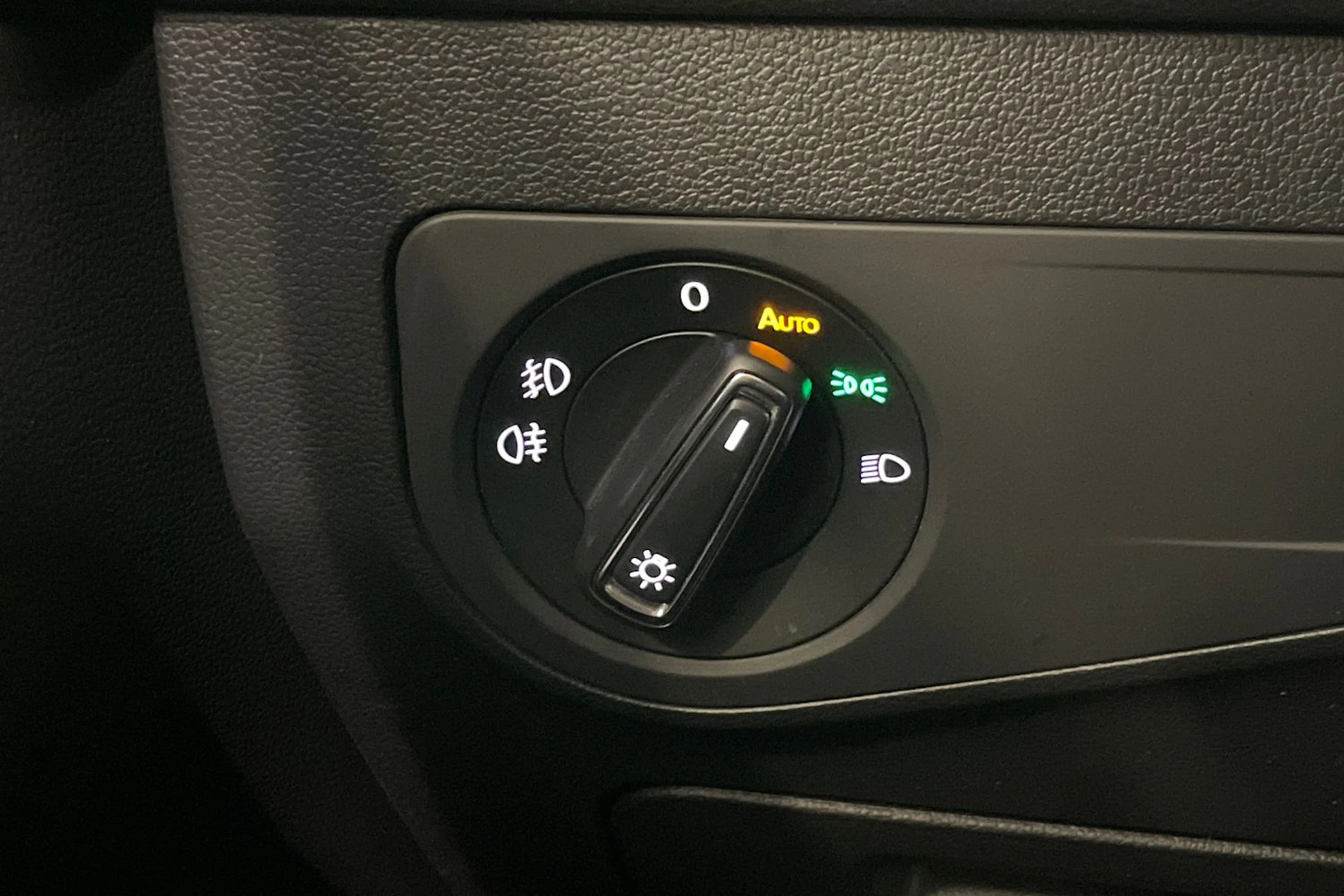Valkoinen Volkswagen Tiguan Allspace 2018 kuva 22.