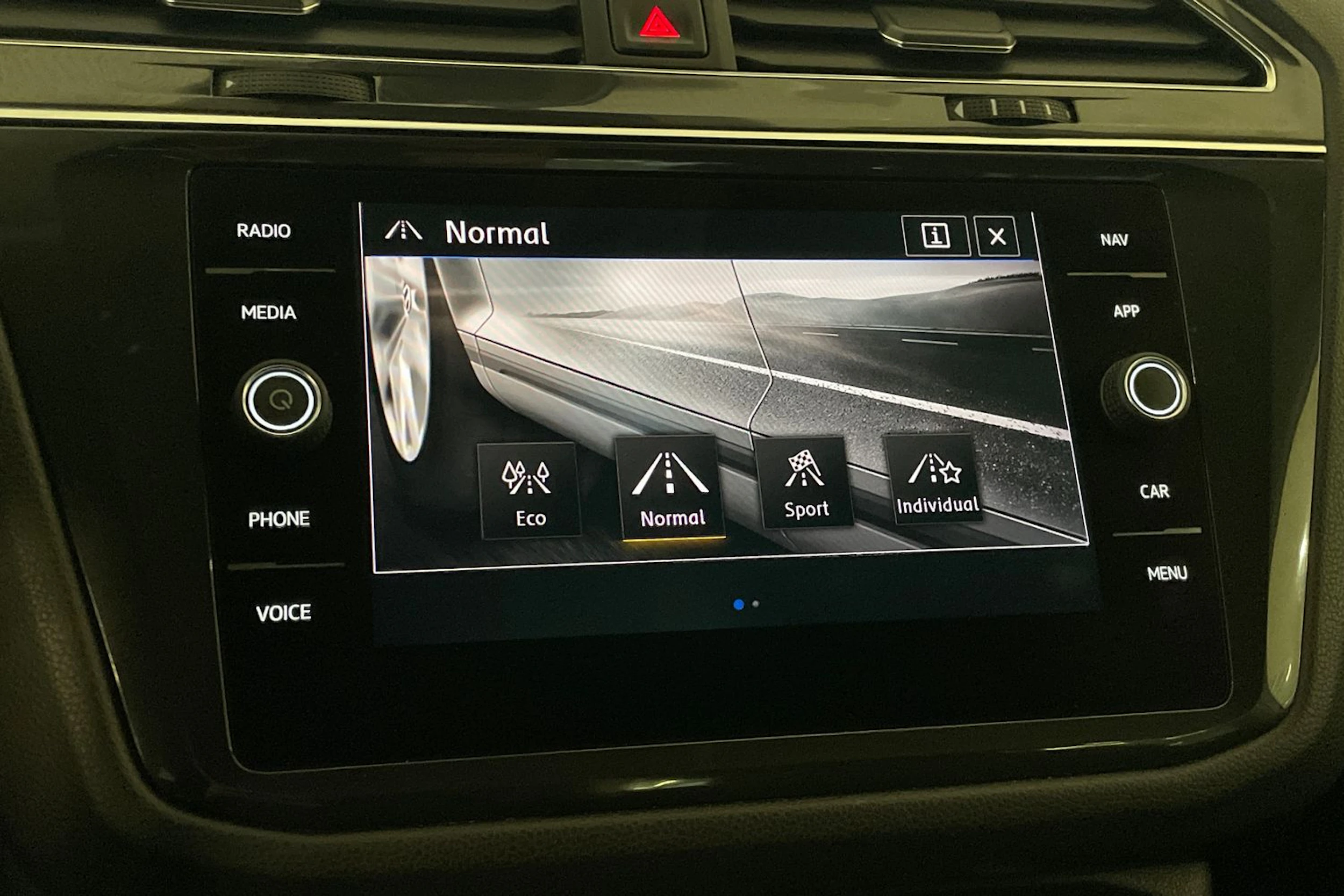 Valkoinen Volkswagen Tiguan Allspace 2018 kuva 23.