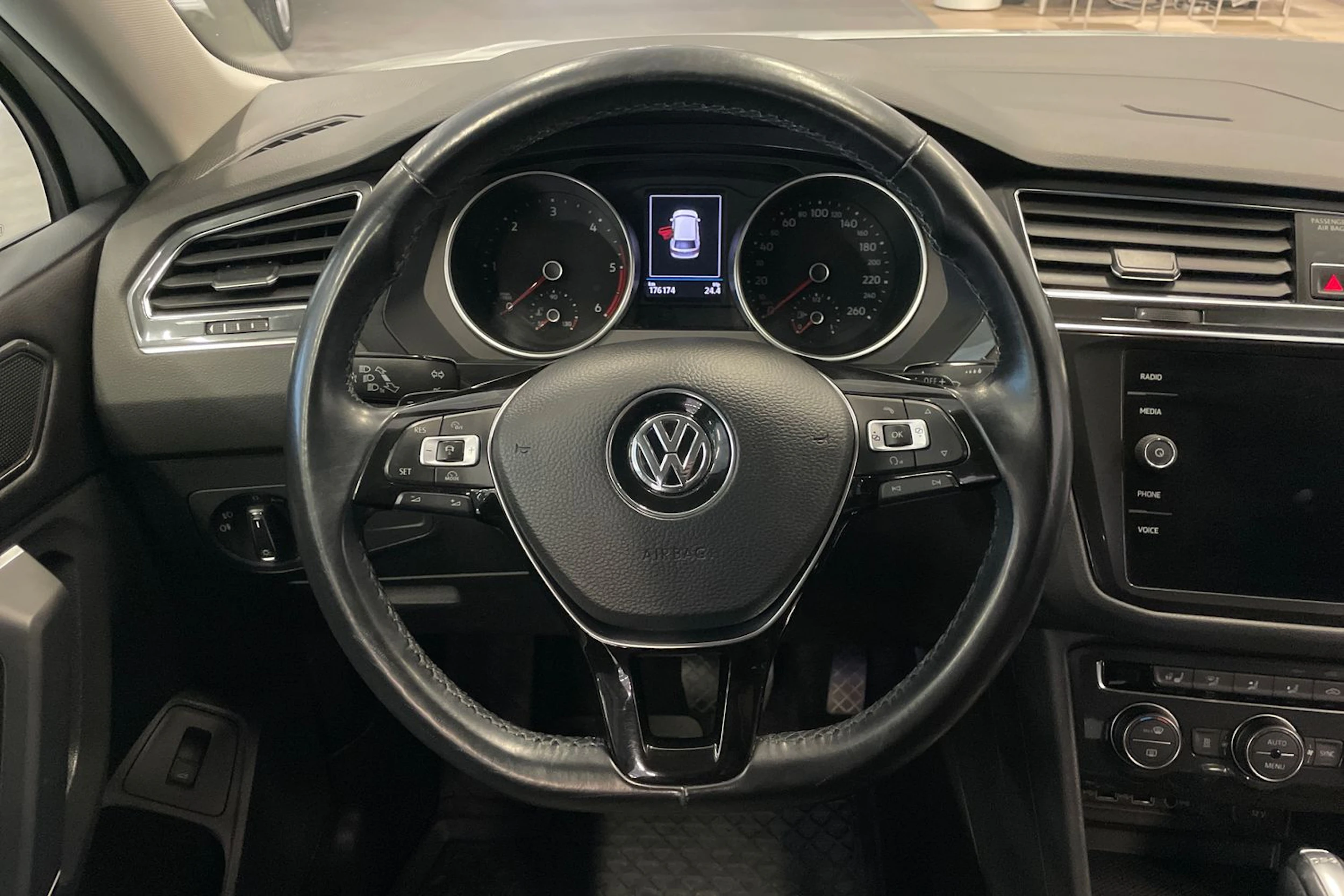 Valkoinen Volkswagen Tiguan Allspace 2018 kuva 24.