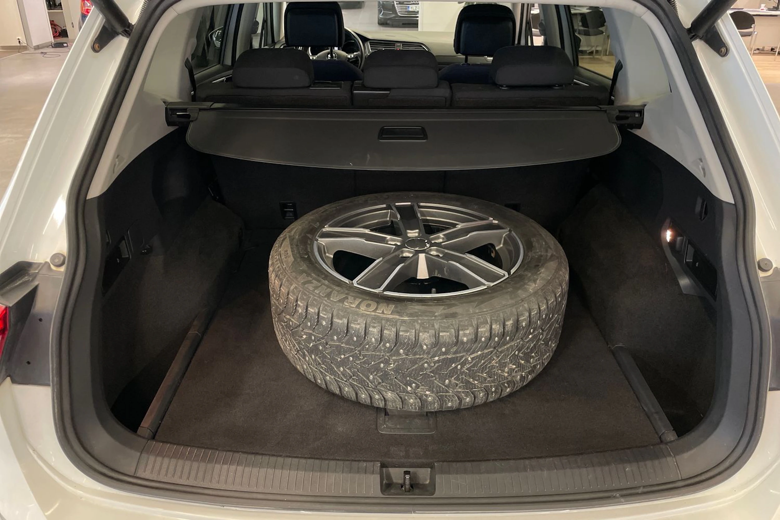 Valkoinen Volkswagen Tiguan Allspace 2018 kuva 26.