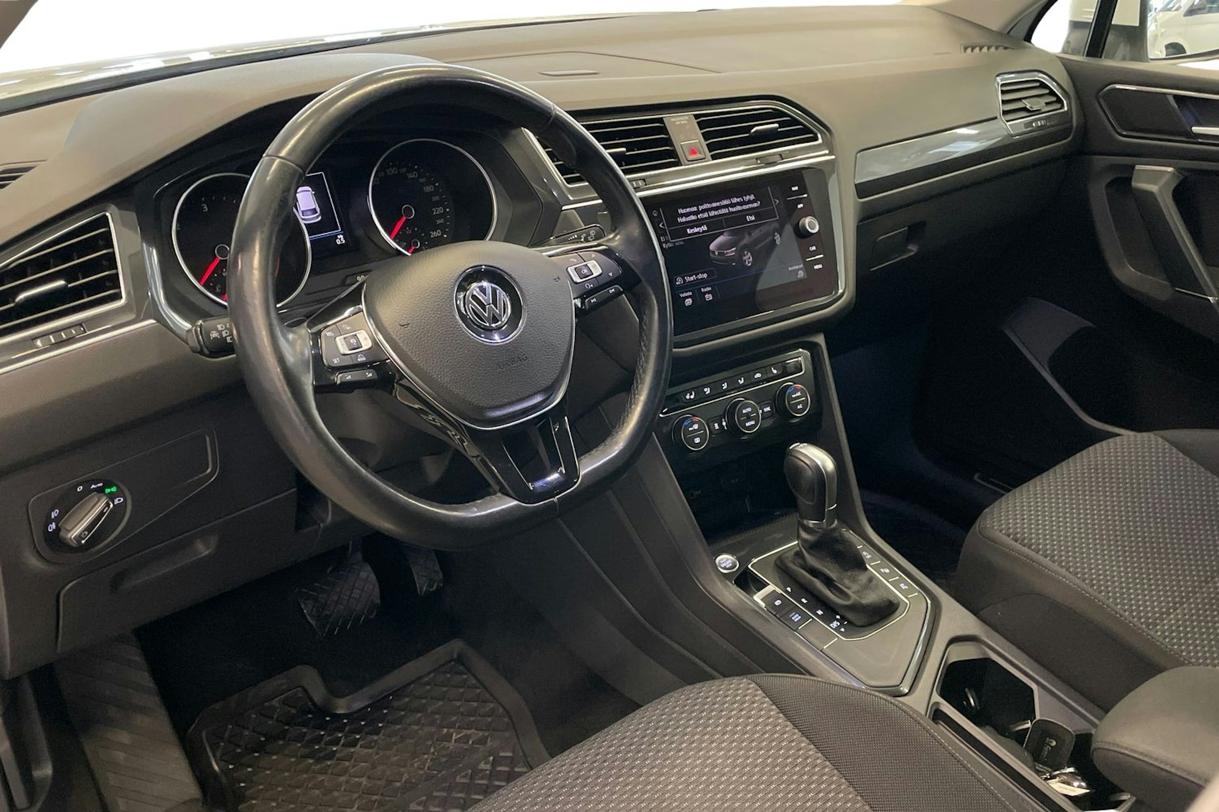 Valkoinen Volkswagen Tiguan Allspace 2019 kuva 7.