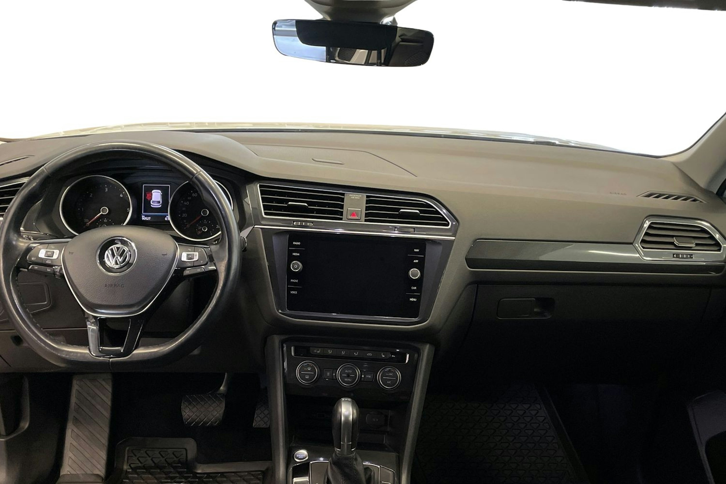 Valkoinen Volkswagen Tiguan Allspace 2019 kuva 9.