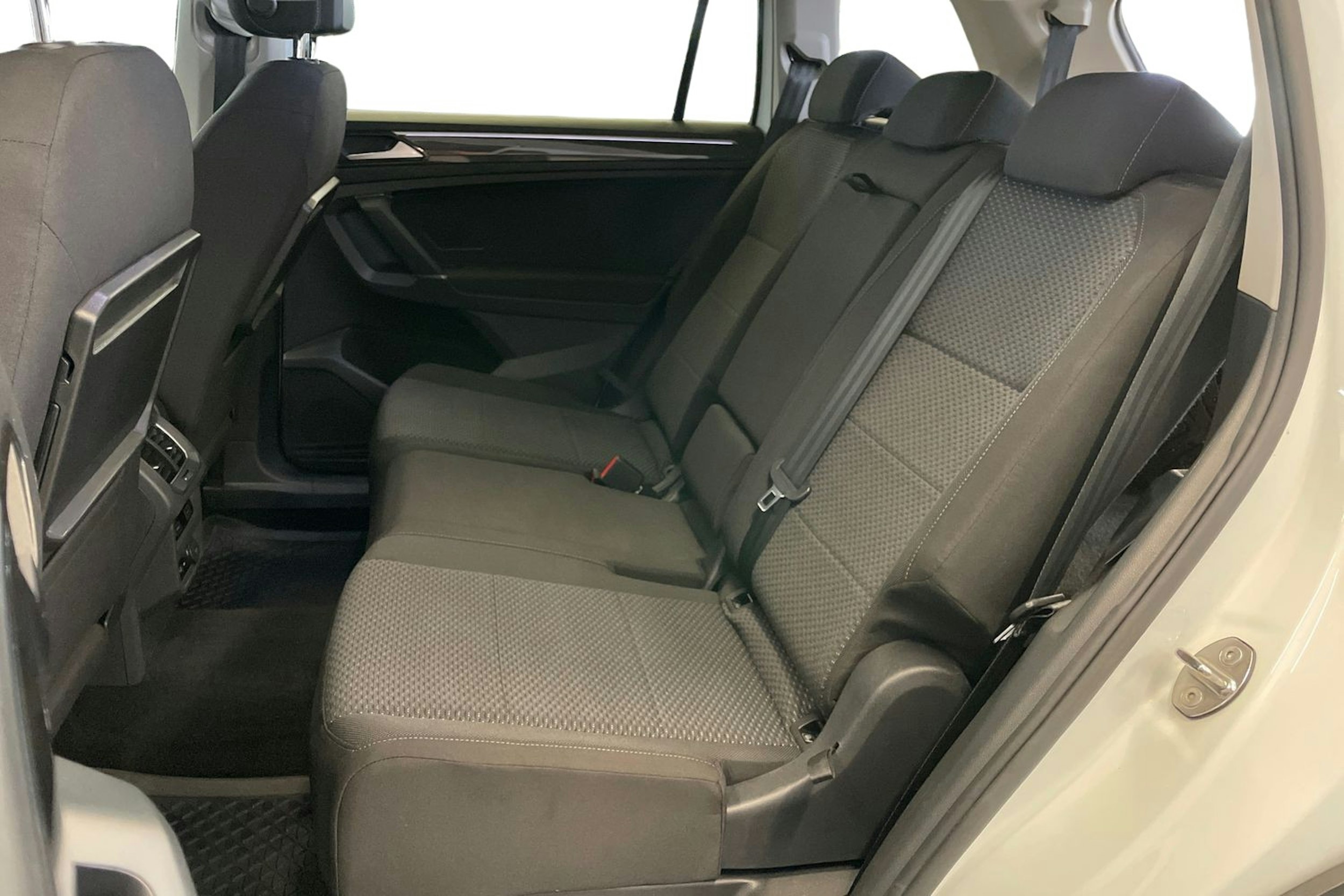 Valkoinen Volkswagen Tiguan Allspace 2019 kuva 10.