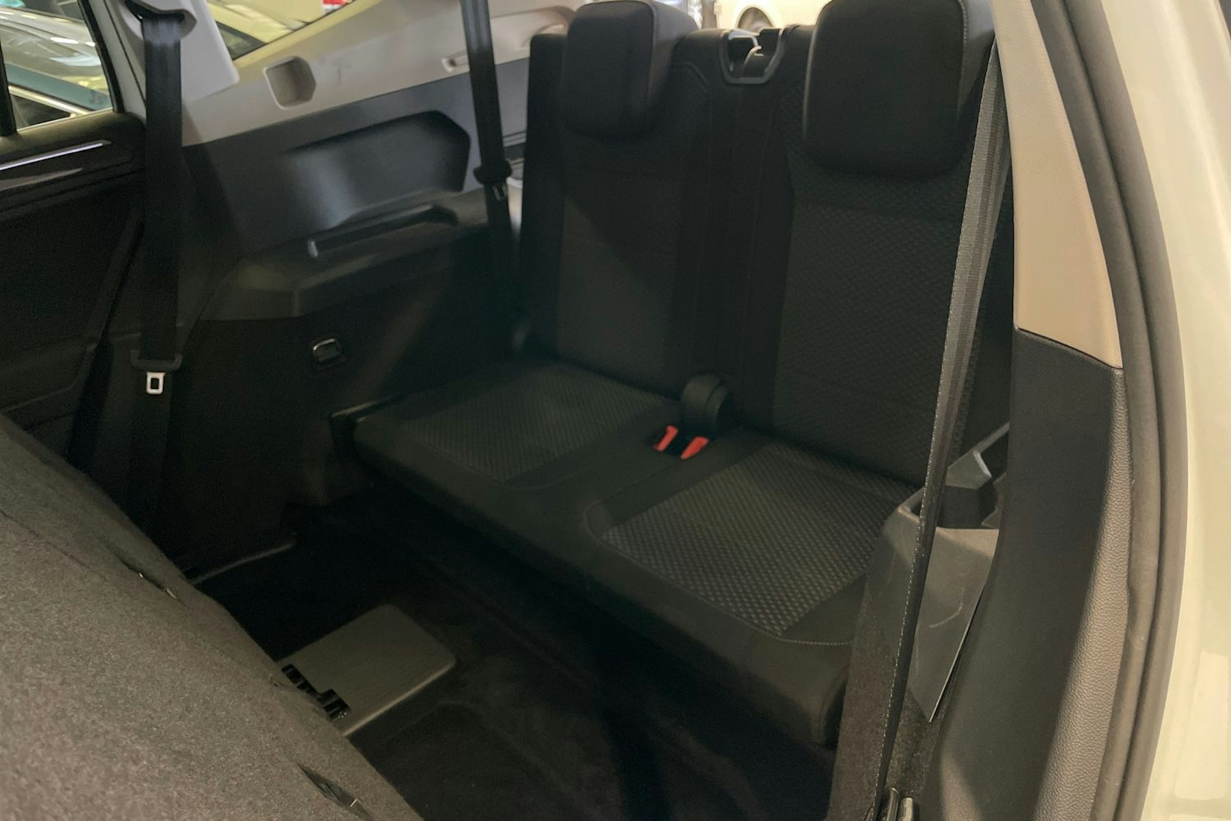 Valkoinen Volkswagen Tiguan Allspace 2019 kuva 14.