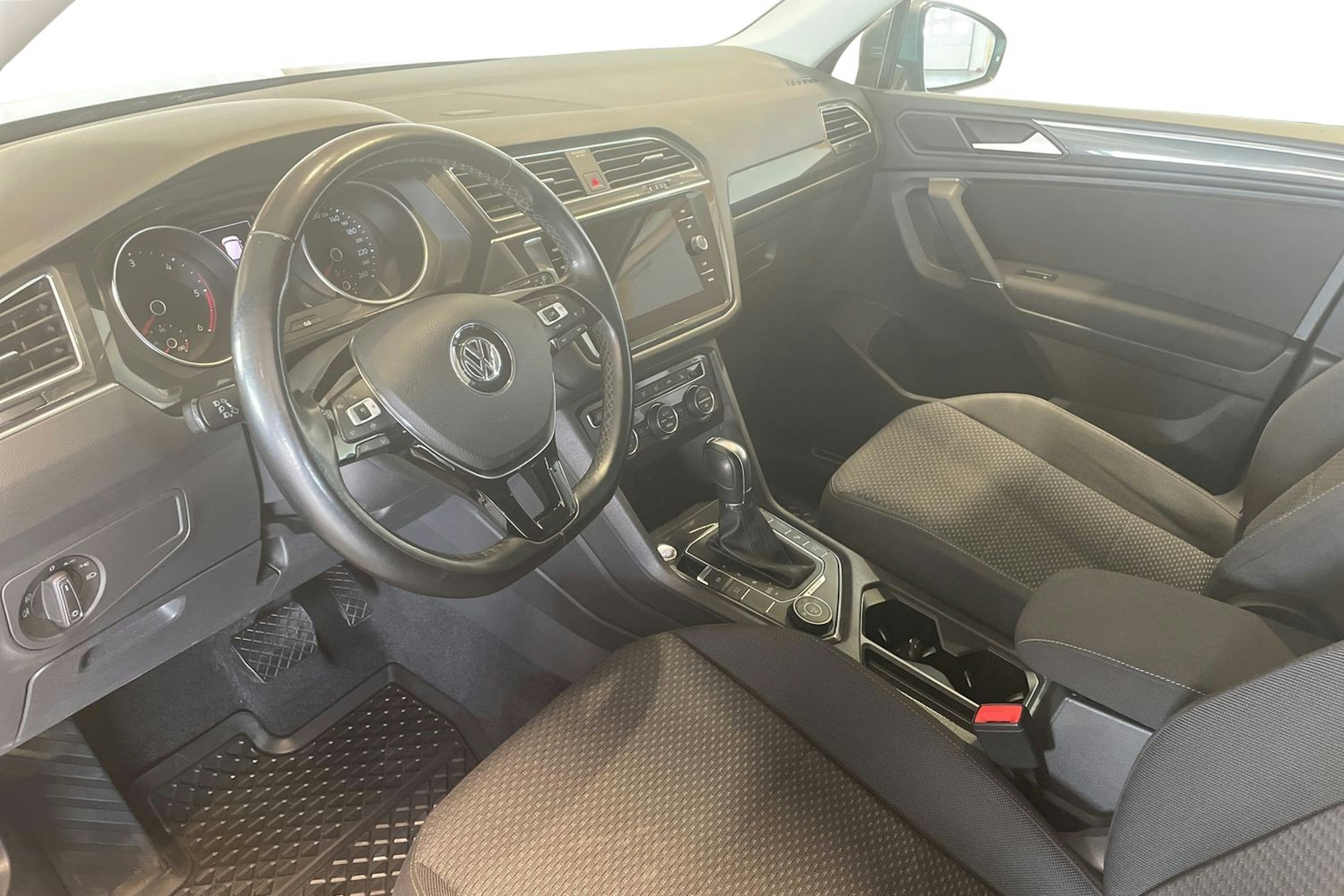 Harmaa Volkswagen Tiguan Allspace 2019 kuva 7.