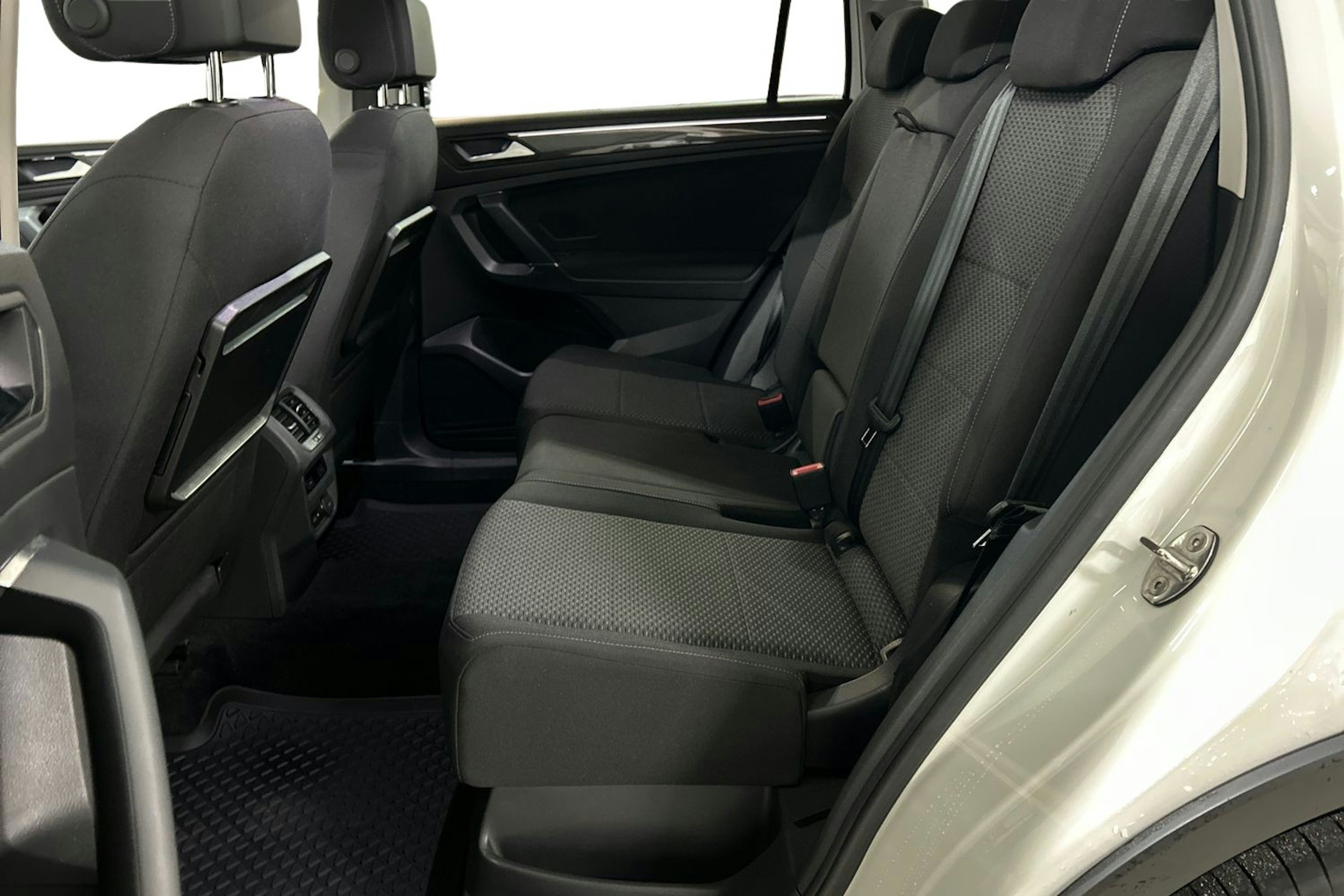valkoinen Volkswagen Tiguan 2019 kuva 10.