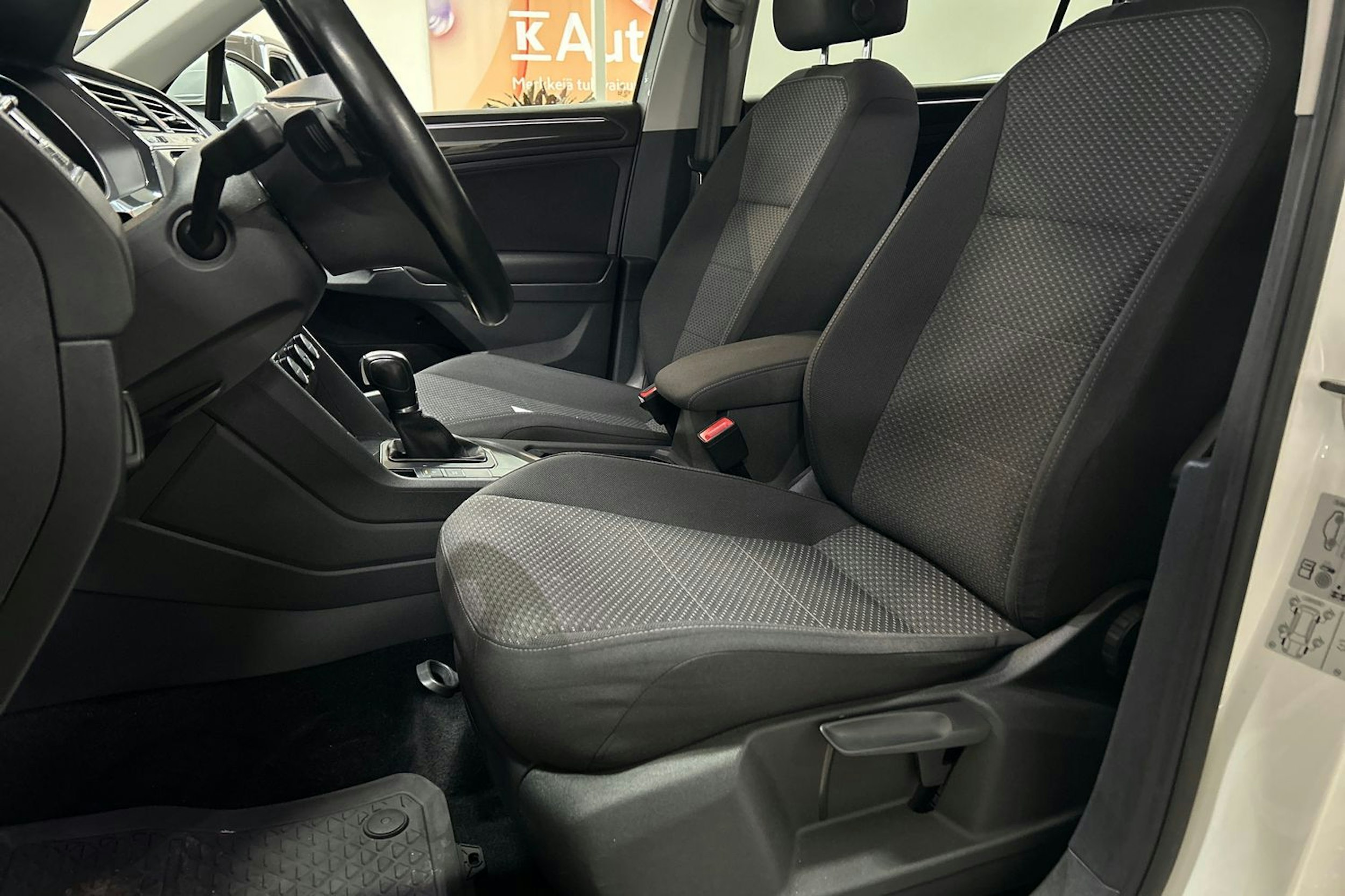 valkoinen Volkswagen Tiguan 2019 kuva 28.