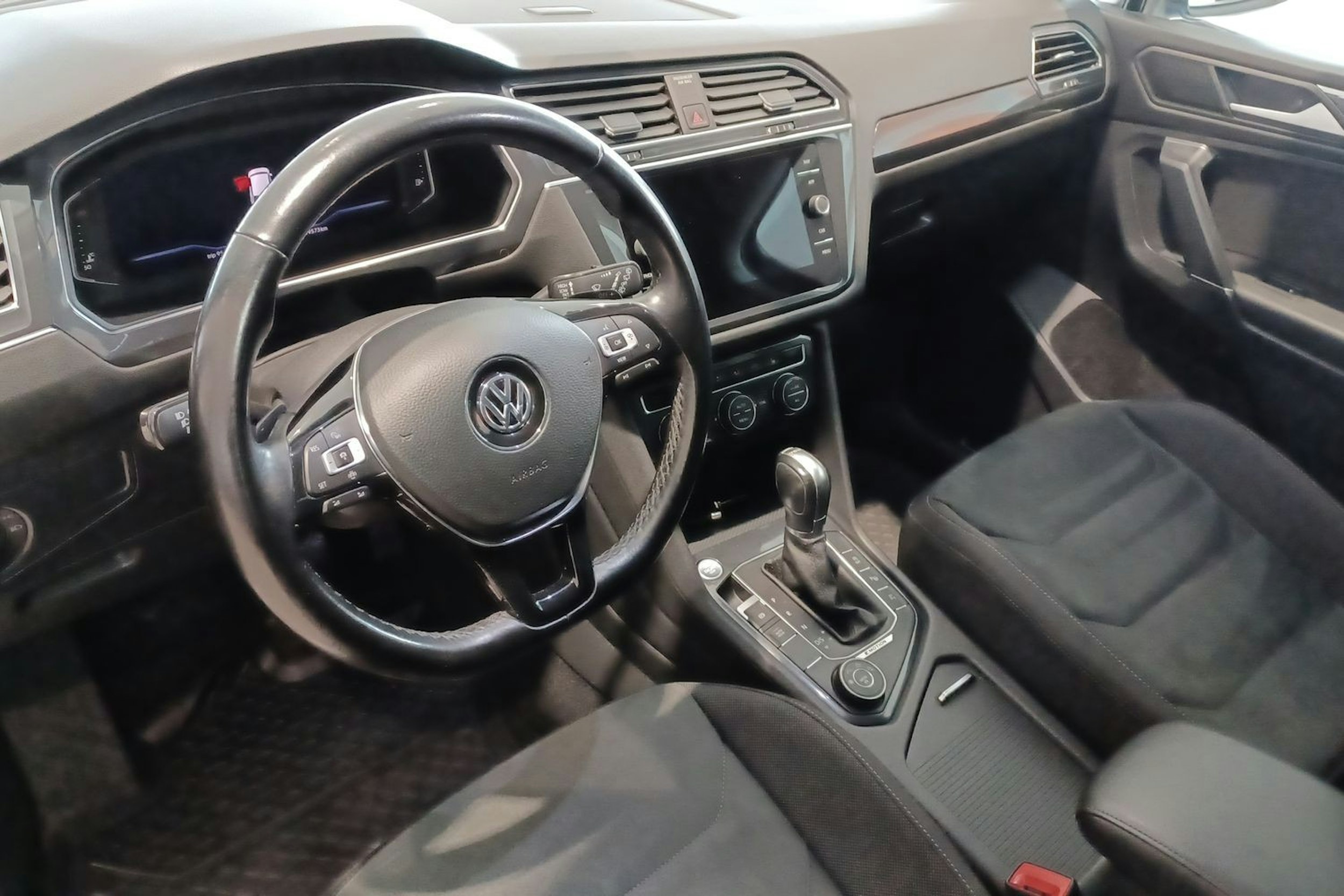 Sininen Volkswagen Tiguan Allspace 2019 kuva 7.