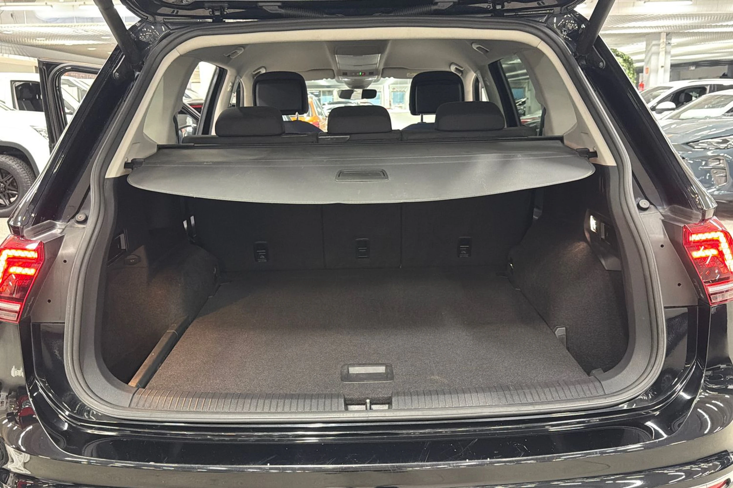 musta Volkswagen Tiguan Allspace 2019 kuva 21.