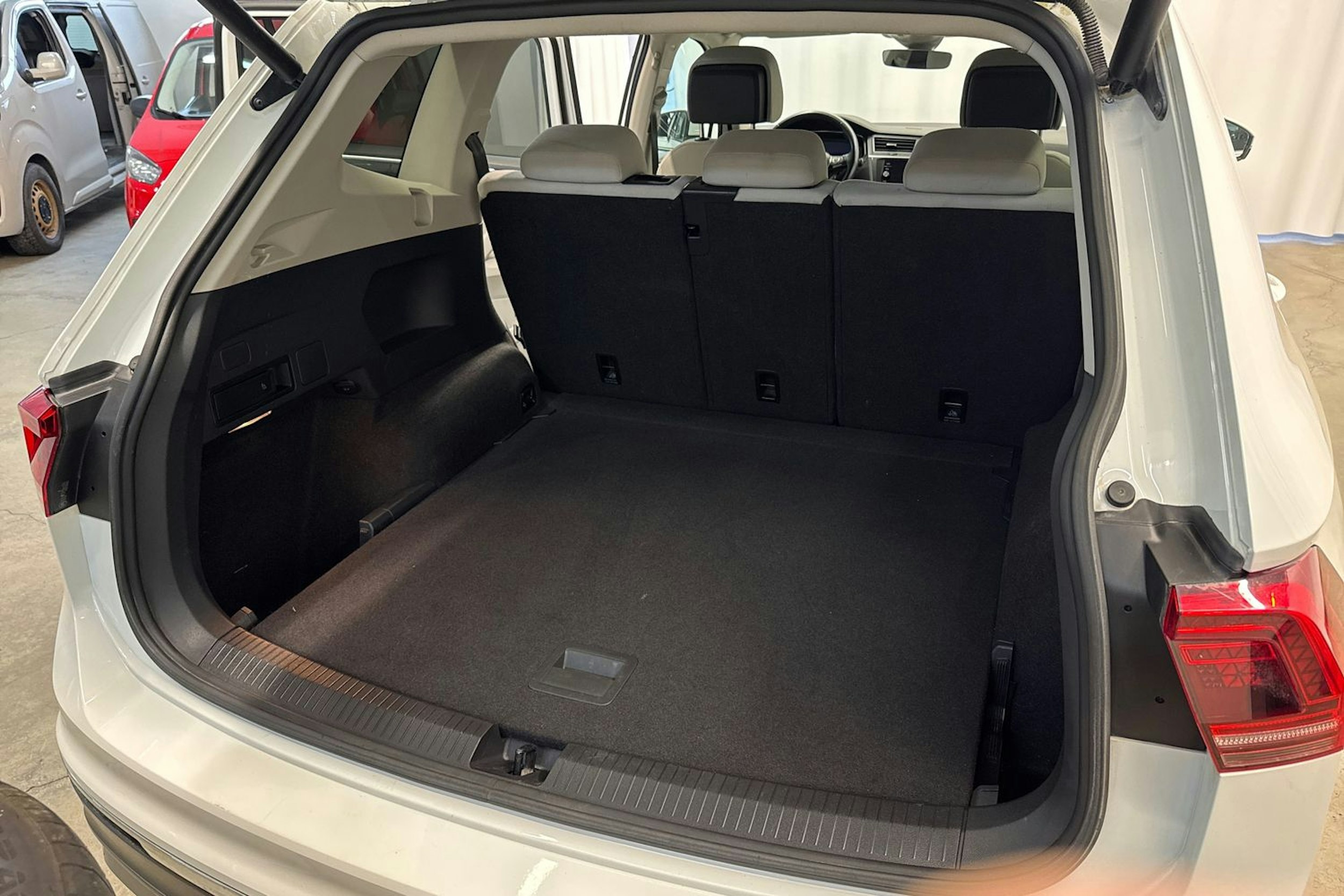 Valkoinen Volkswagen Tiguan Allspace 2019 kuva 16.