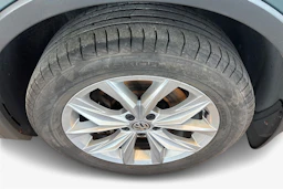 Sininen Volkswagen Tiguan Allspace 2019 kuva 9.