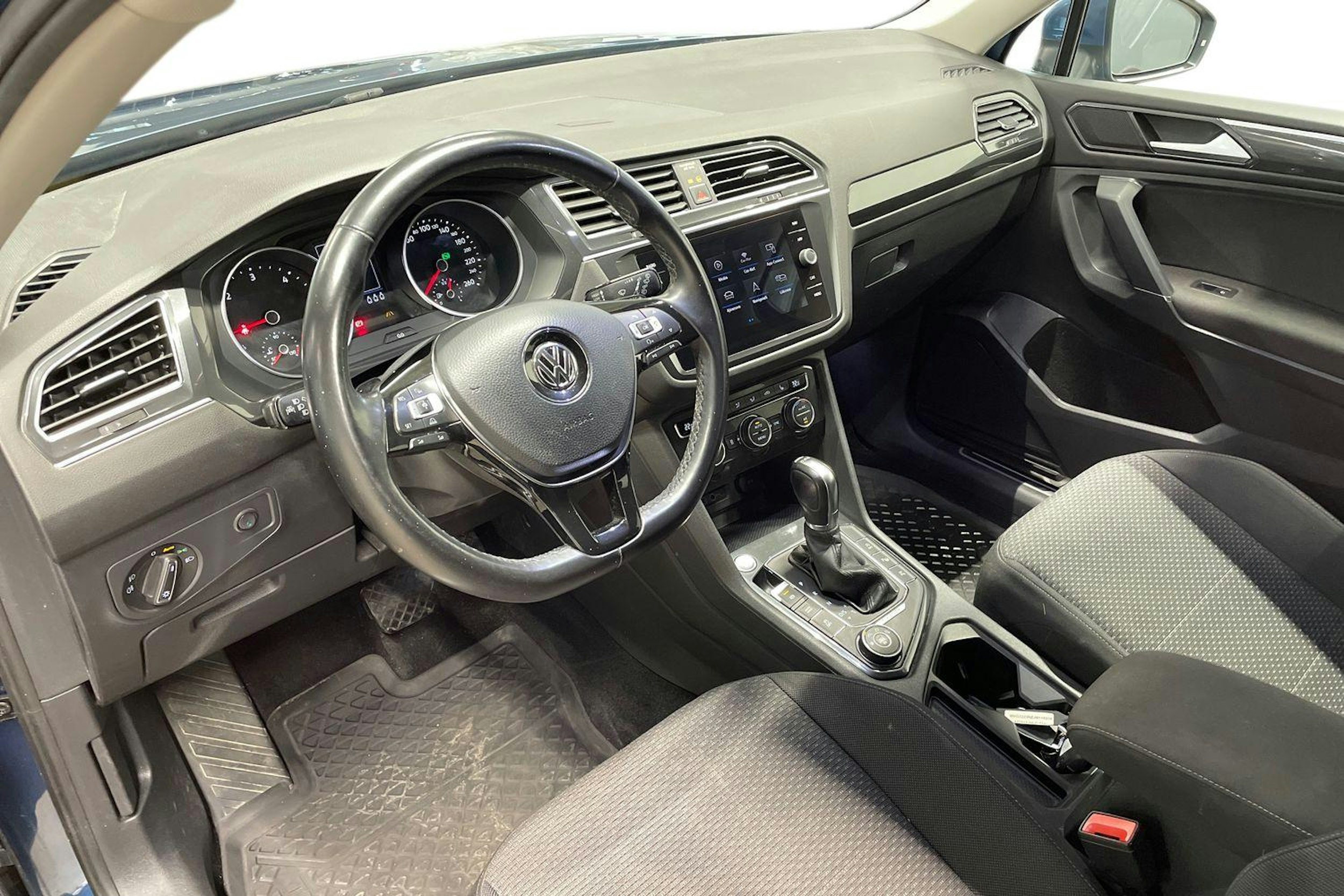Sininen Volkswagen Tiguan Allspace 2019 kuva 7.