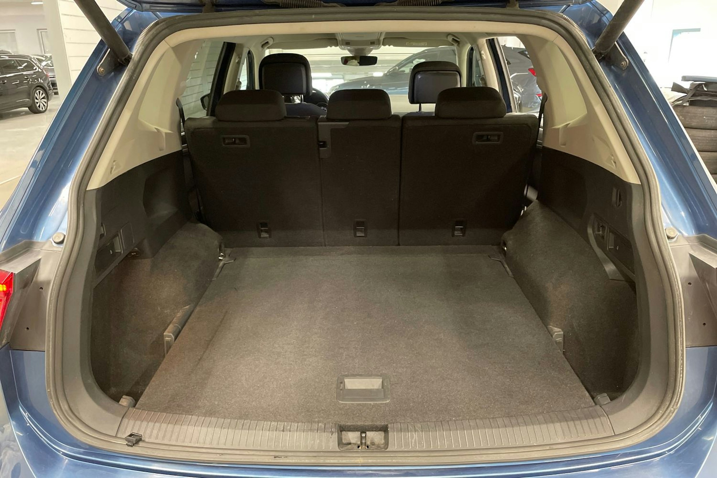 Sininen Volkswagen Tiguan Allspace 2019 kuva 15.