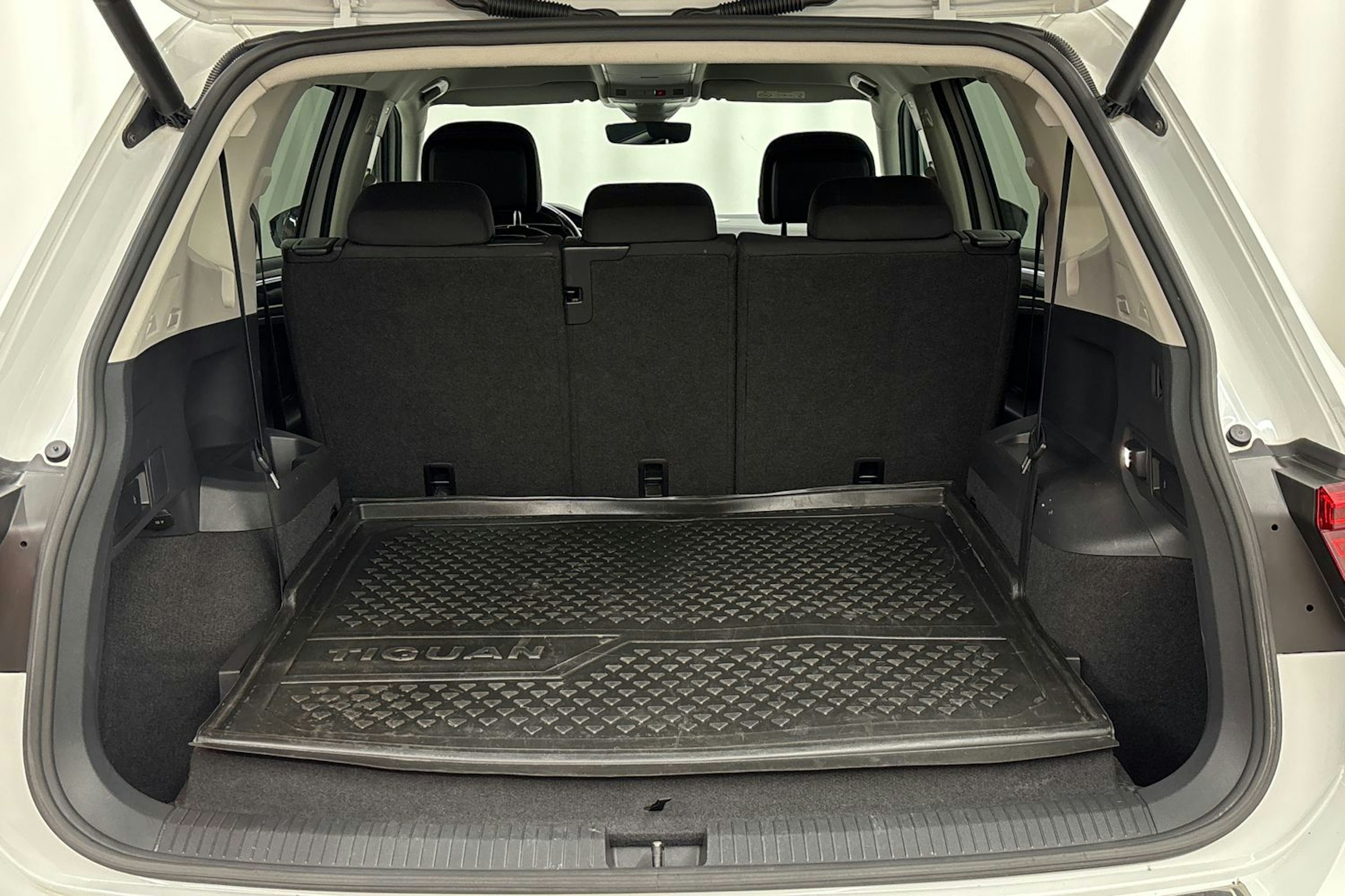 valkoinen Volkswagen Tiguan Allspace 2019 kuva 31.