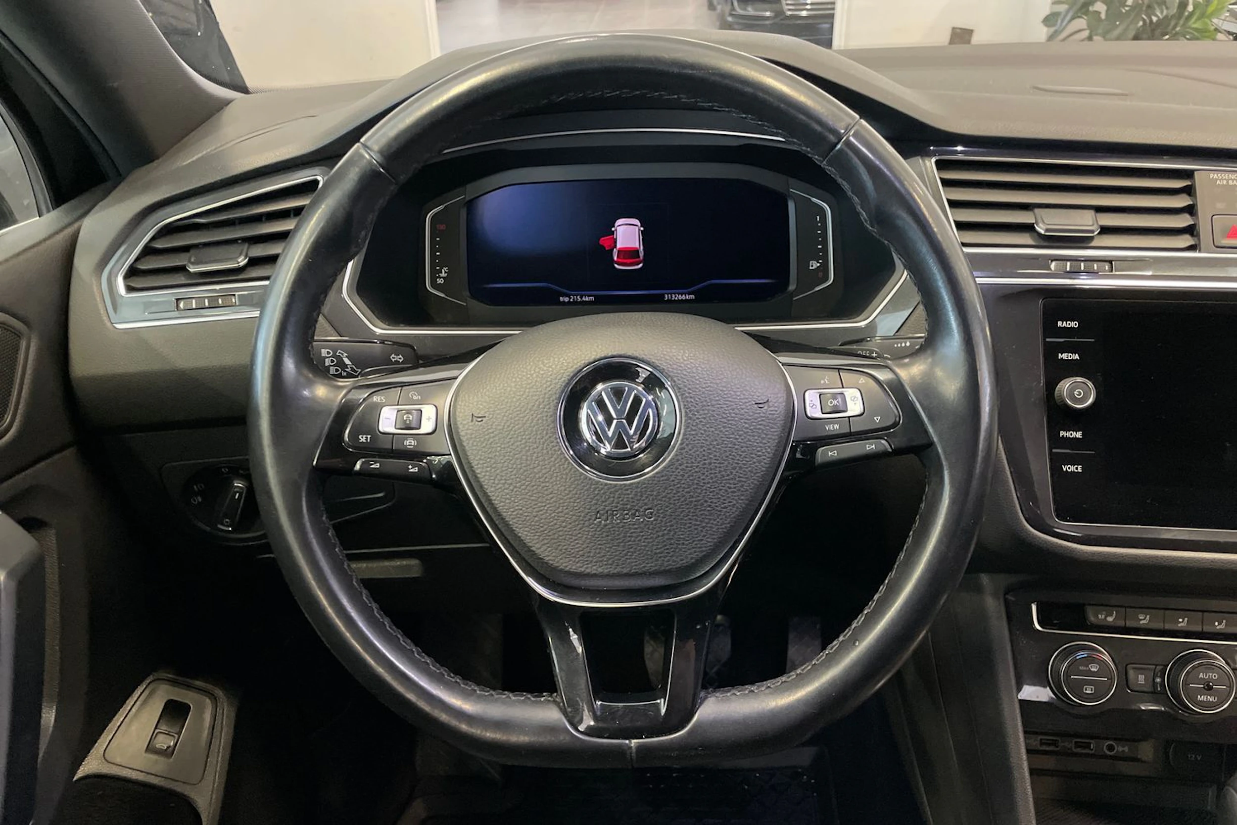 Harmaa Volkswagen Tiguan Allspace 2020 kuva 26.