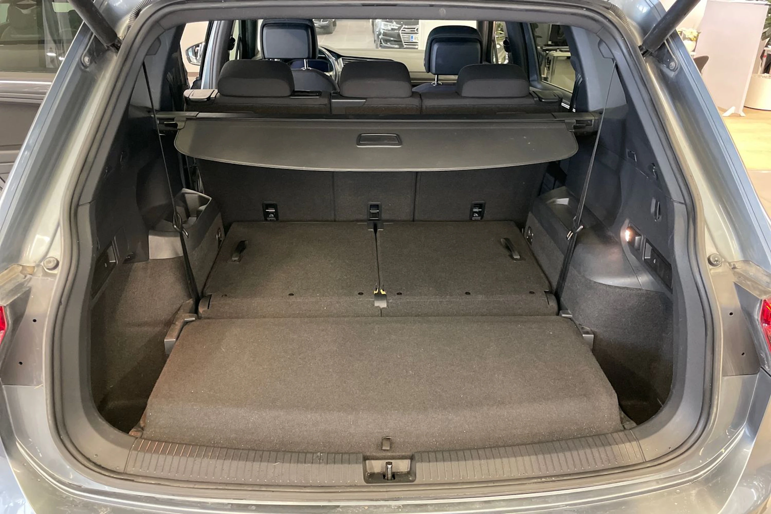 Harmaa Volkswagen Tiguan Allspace 2020 kuva 27.