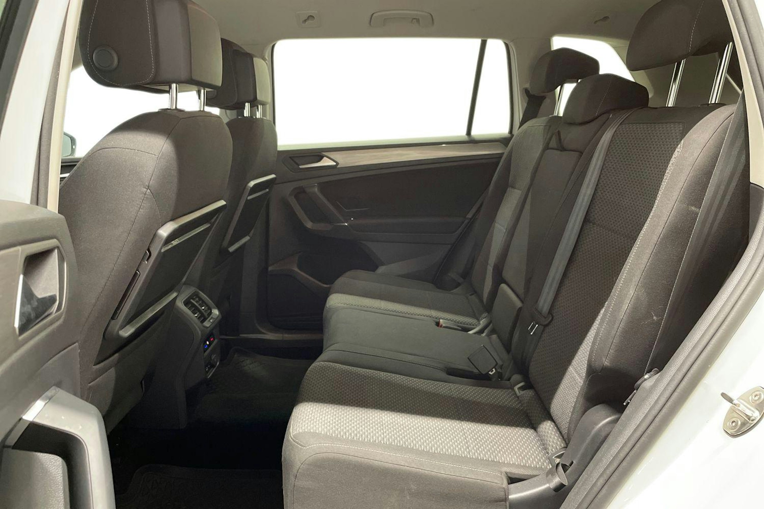 valkoinen Volkswagen Tiguan Allspace 2020 kuva 8.