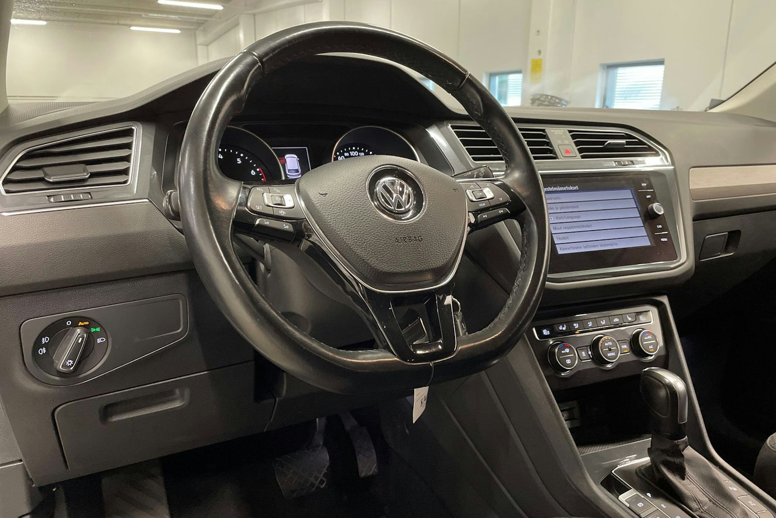 valkoinen Volkswagen Tiguan Allspace 2020 kuva 22.