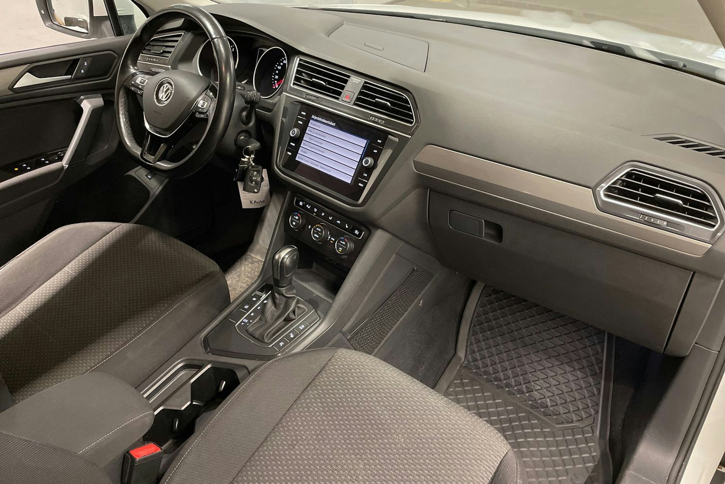 valkoinen Volkswagen Tiguan Allspace 2020 kuva 25.