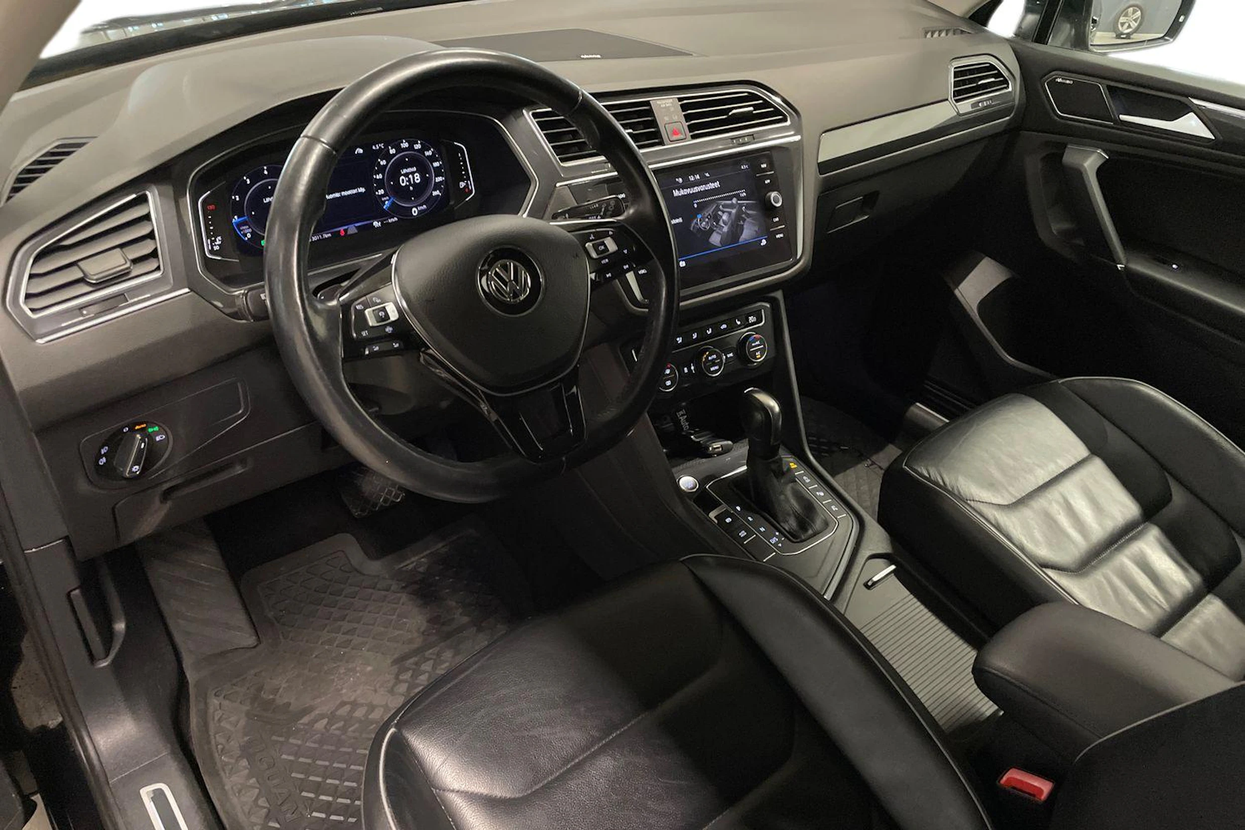 musta Volkswagen Tiguan Allspace 2020 kuva 8.