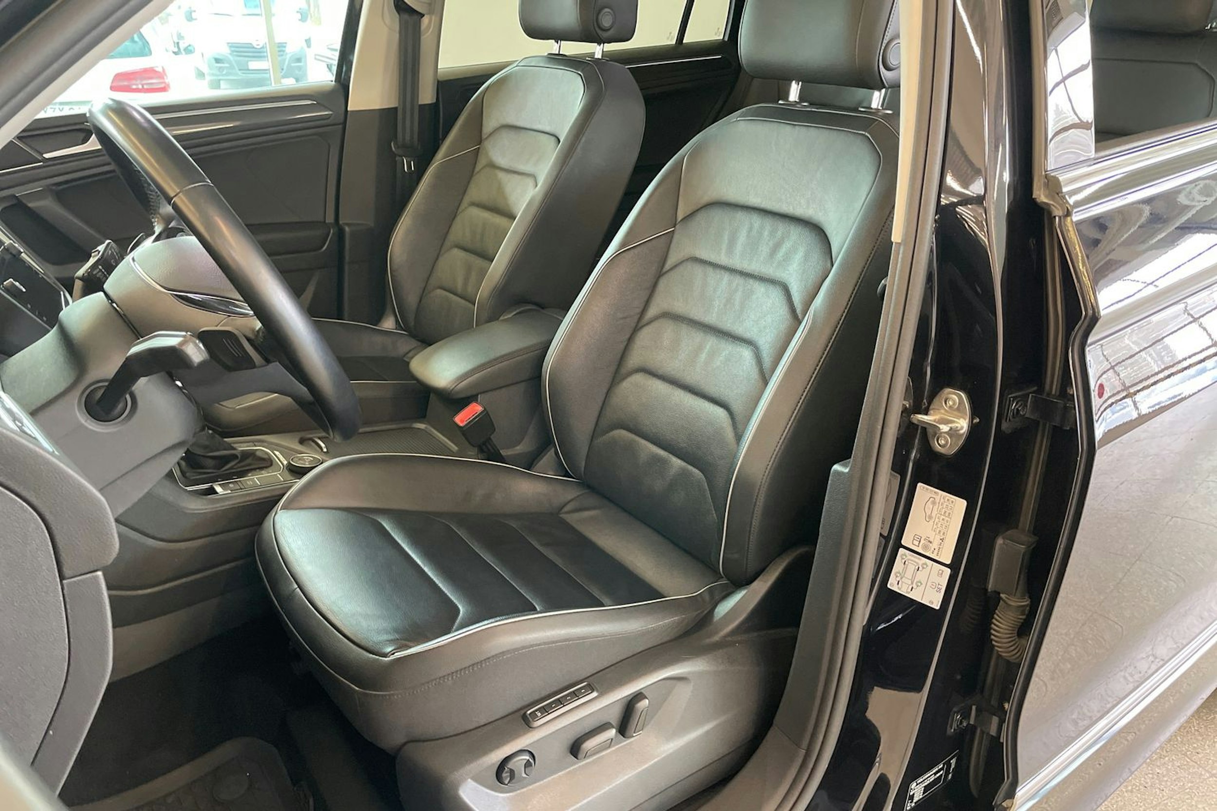 musta Volkswagen Tiguan Allspace 2020 kuva 29.