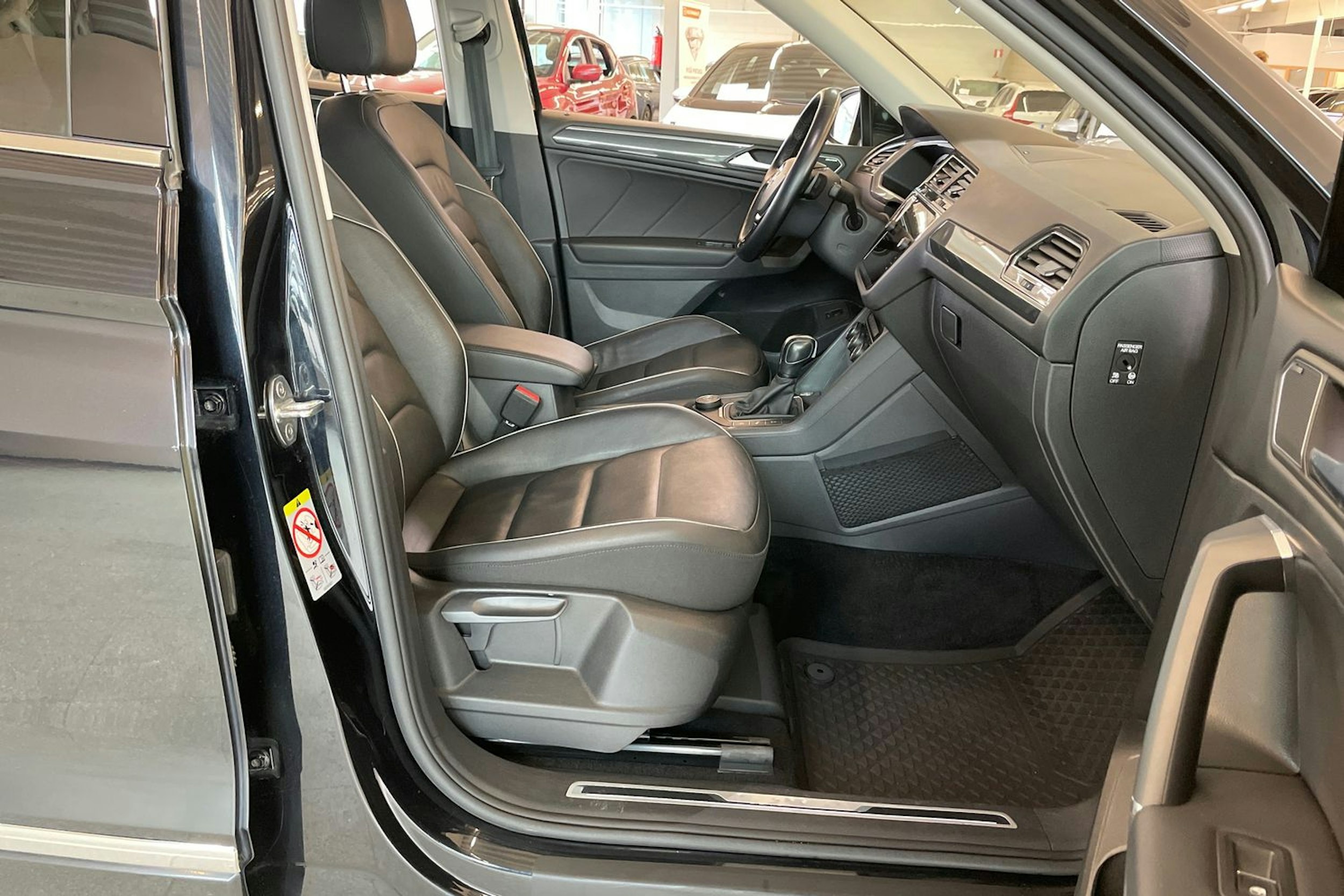 musta Volkswagen Tiguan Allspace 2020 kuva 31.