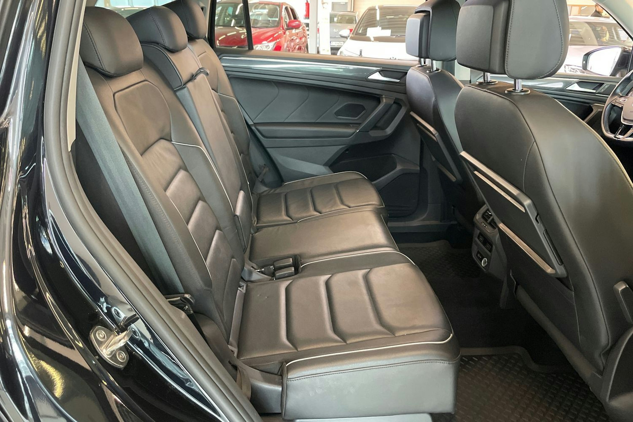 musta Volkswagen Tiguan Allspace 2020 kuva 32.