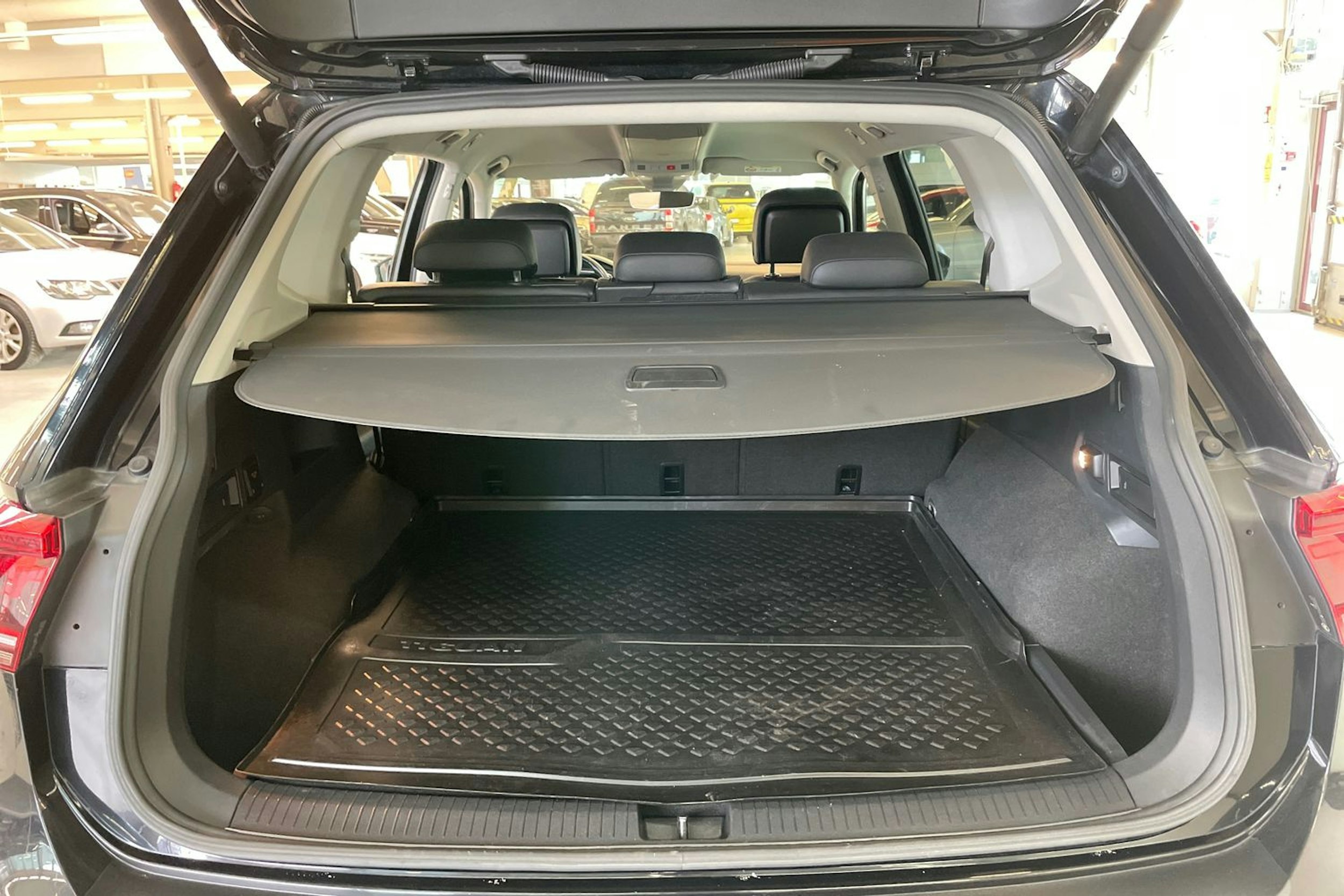musta Volkswagen Tiguan Allspace 2020 kuva 34.