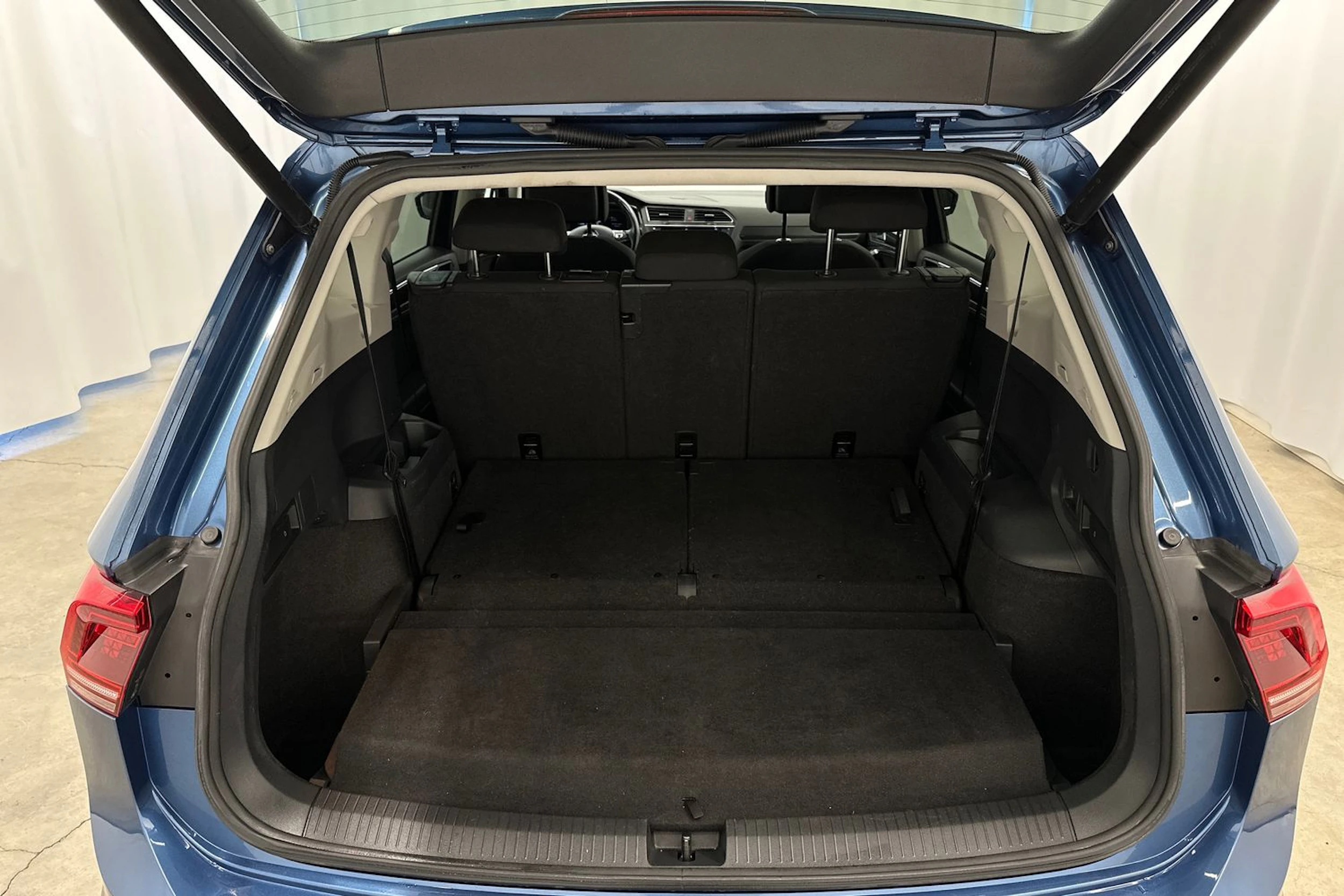 sininen Volkswagen Tiguan Allspace 2020 kuva 24.