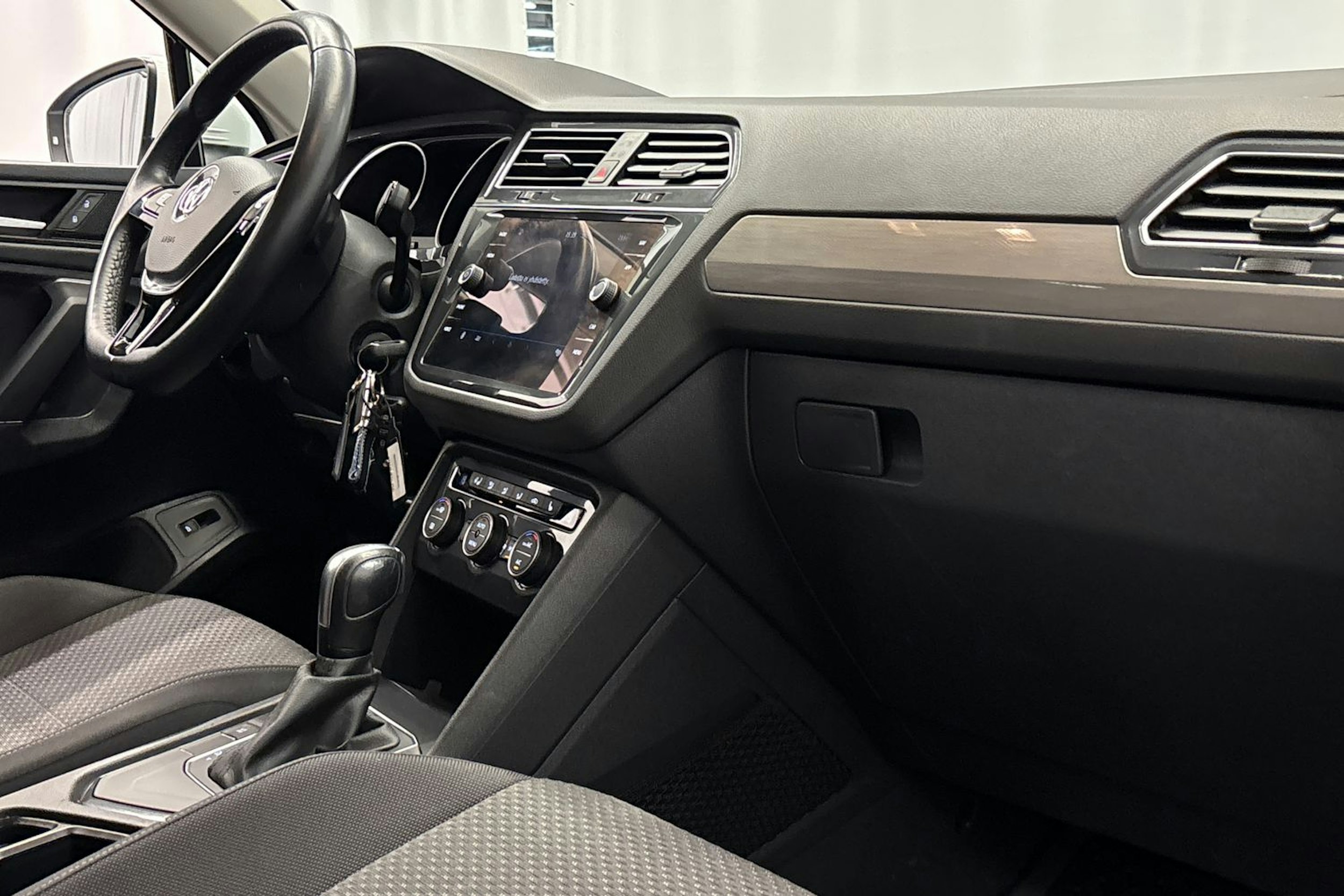 valkoinen Volkswagen Tiguan Allspace 2020 kuva 14.