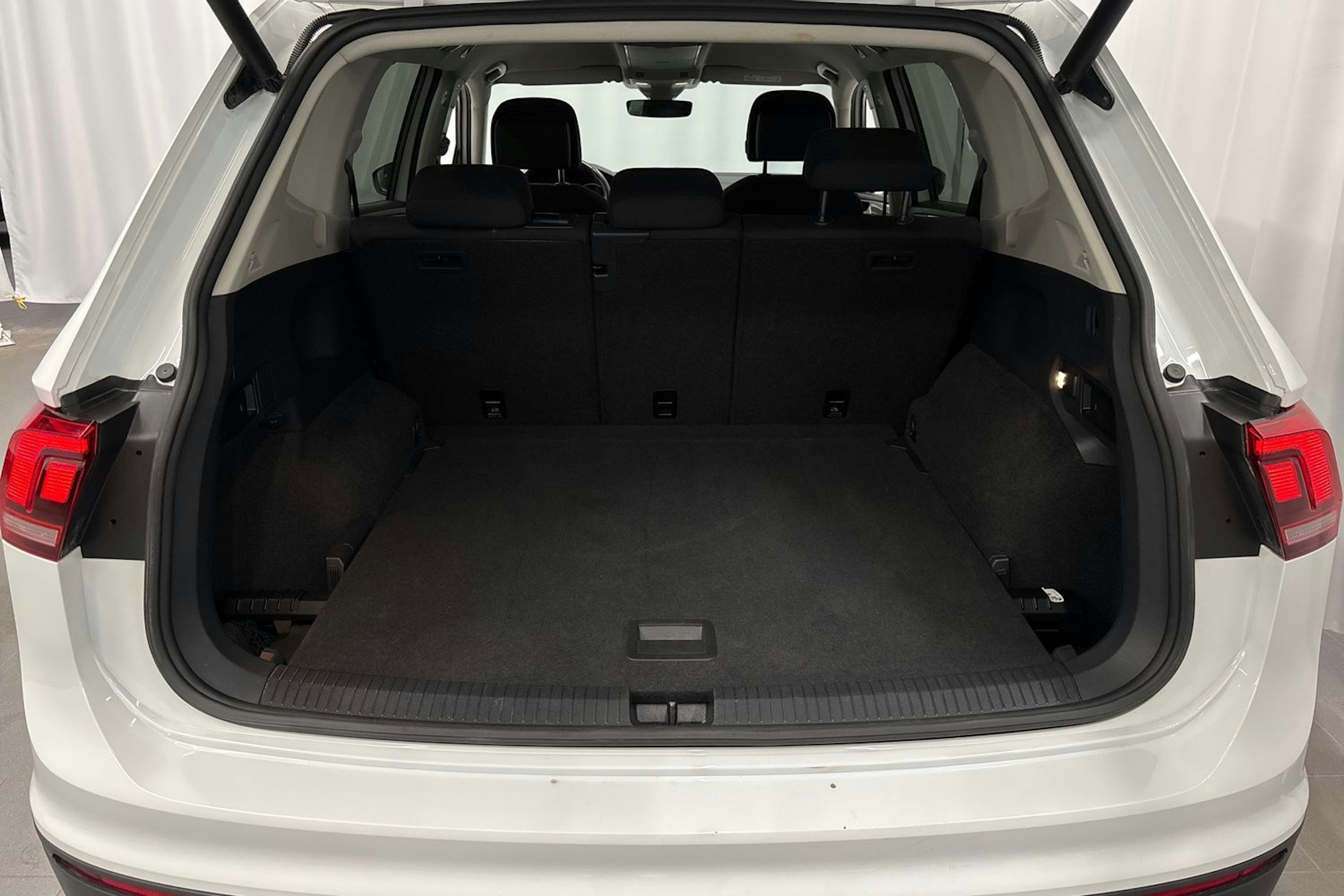 valkoinen Volkswagen Tiguan Allspace 2020 kuva 16.