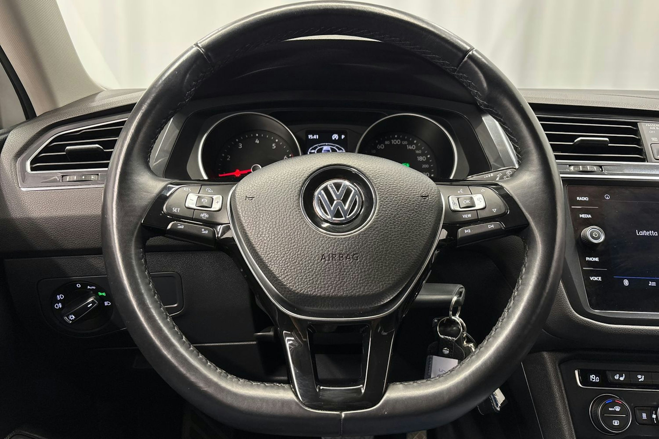 valkoinen Volkswagen Tiguan Allspace 2020 kuva 21.