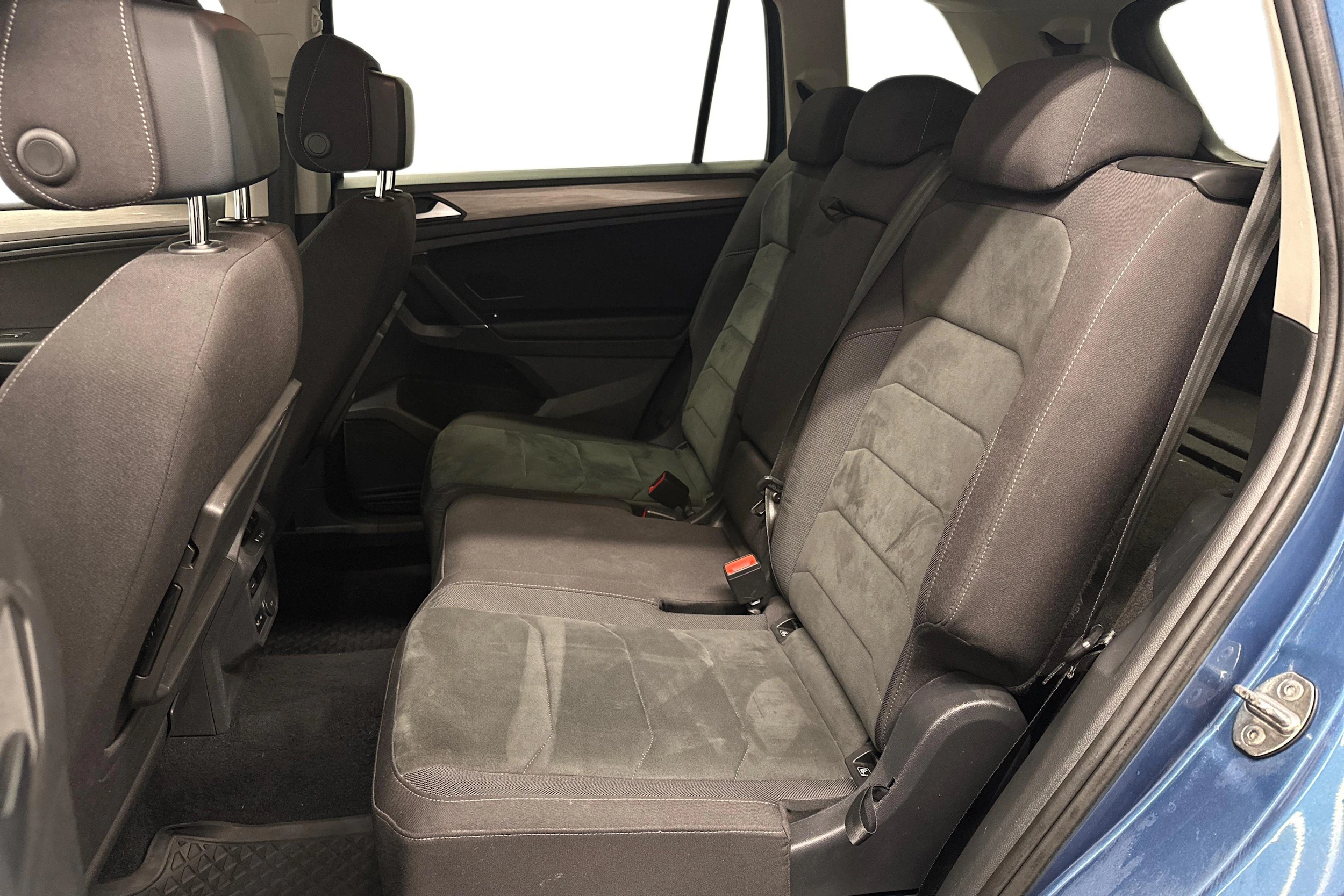 Sininen Volkswagen Tiguan Allspace 2020 kuva 8.