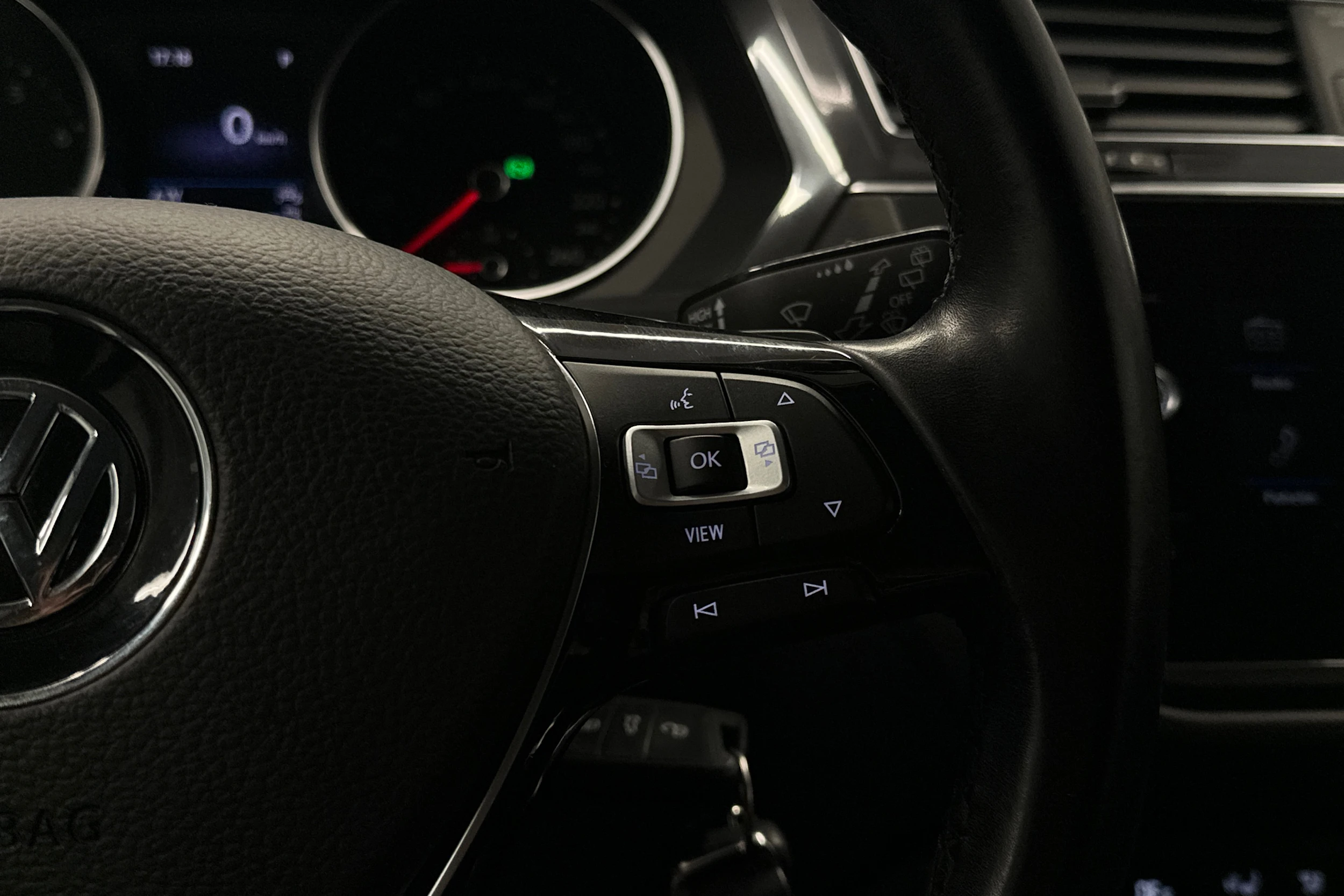 Sininen Volkswagen Tiguan Allspace 2020 kuva 12.
