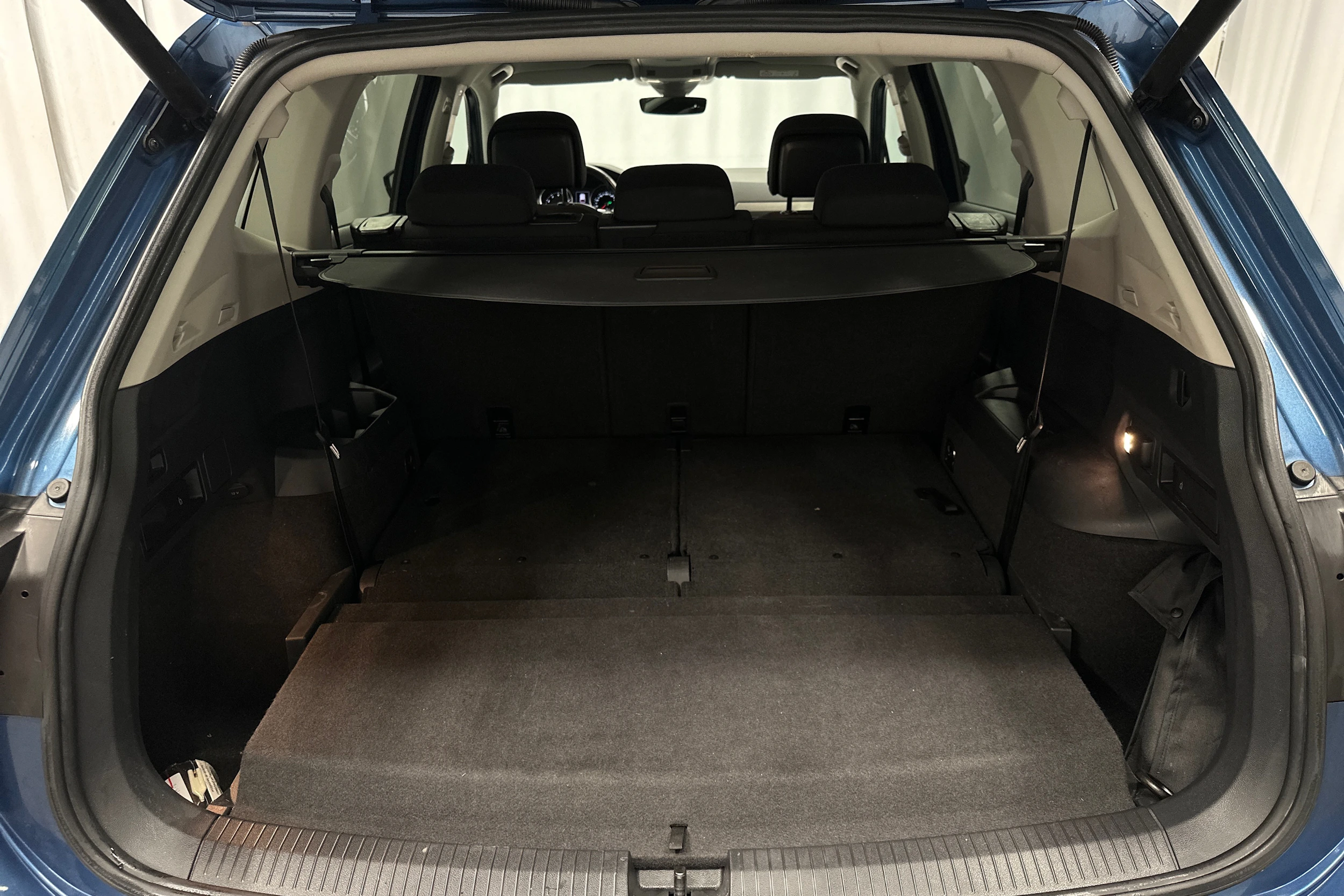 Sininen Volkswagen Tiguan Allspace 2020 kuva 32.
