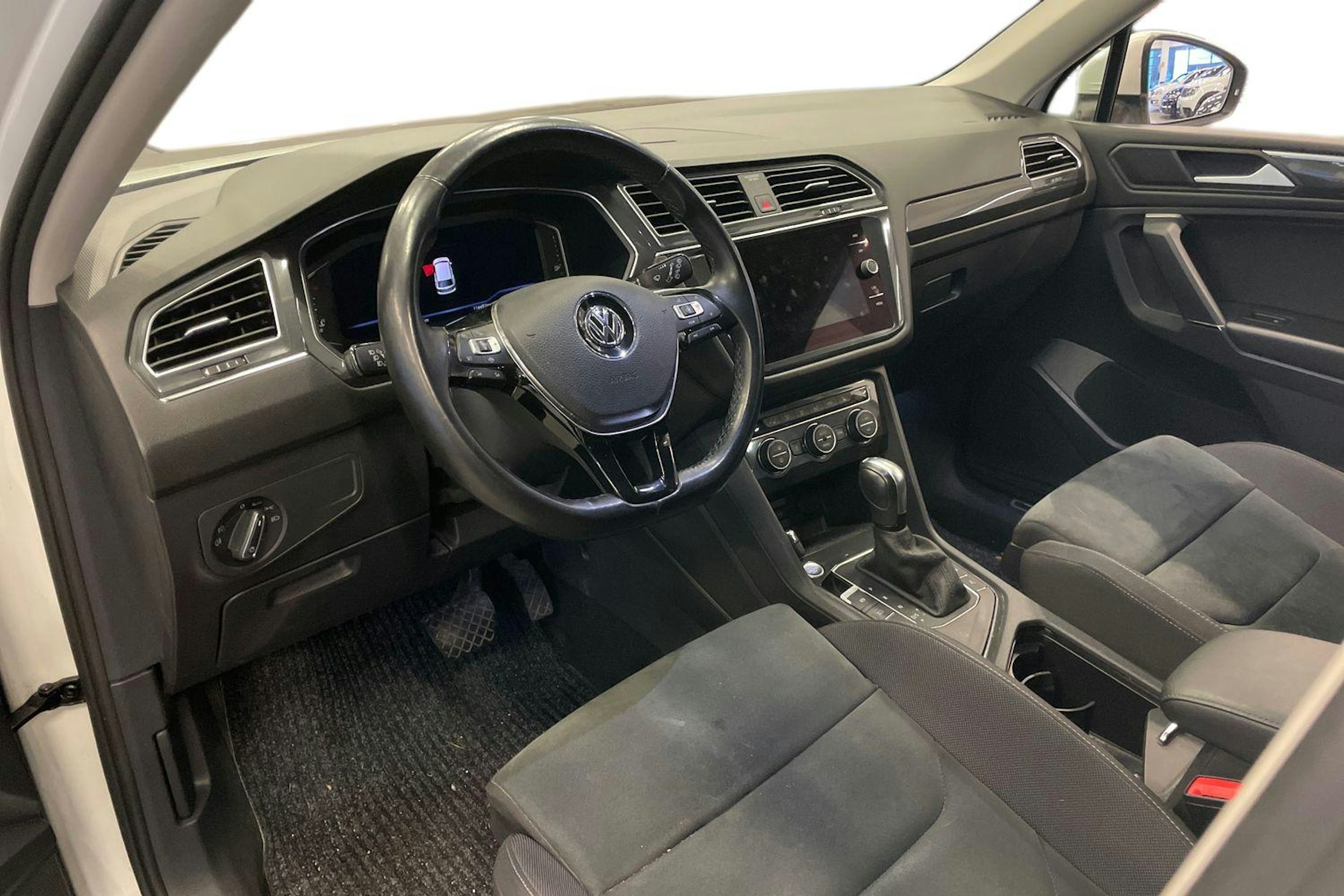 Valkoinen Volkswagen Tiguan Allspace 2020 kuva 3.