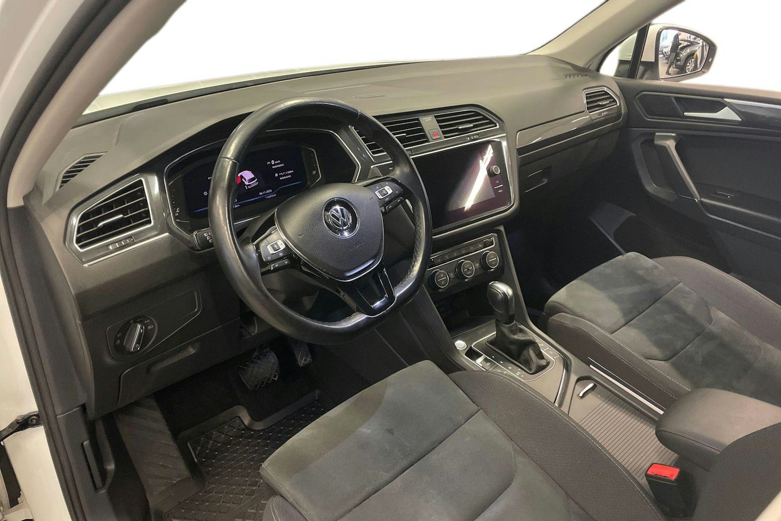 Valkoinen Volkswagen Tiguan Allspace 2020 kuva 6.