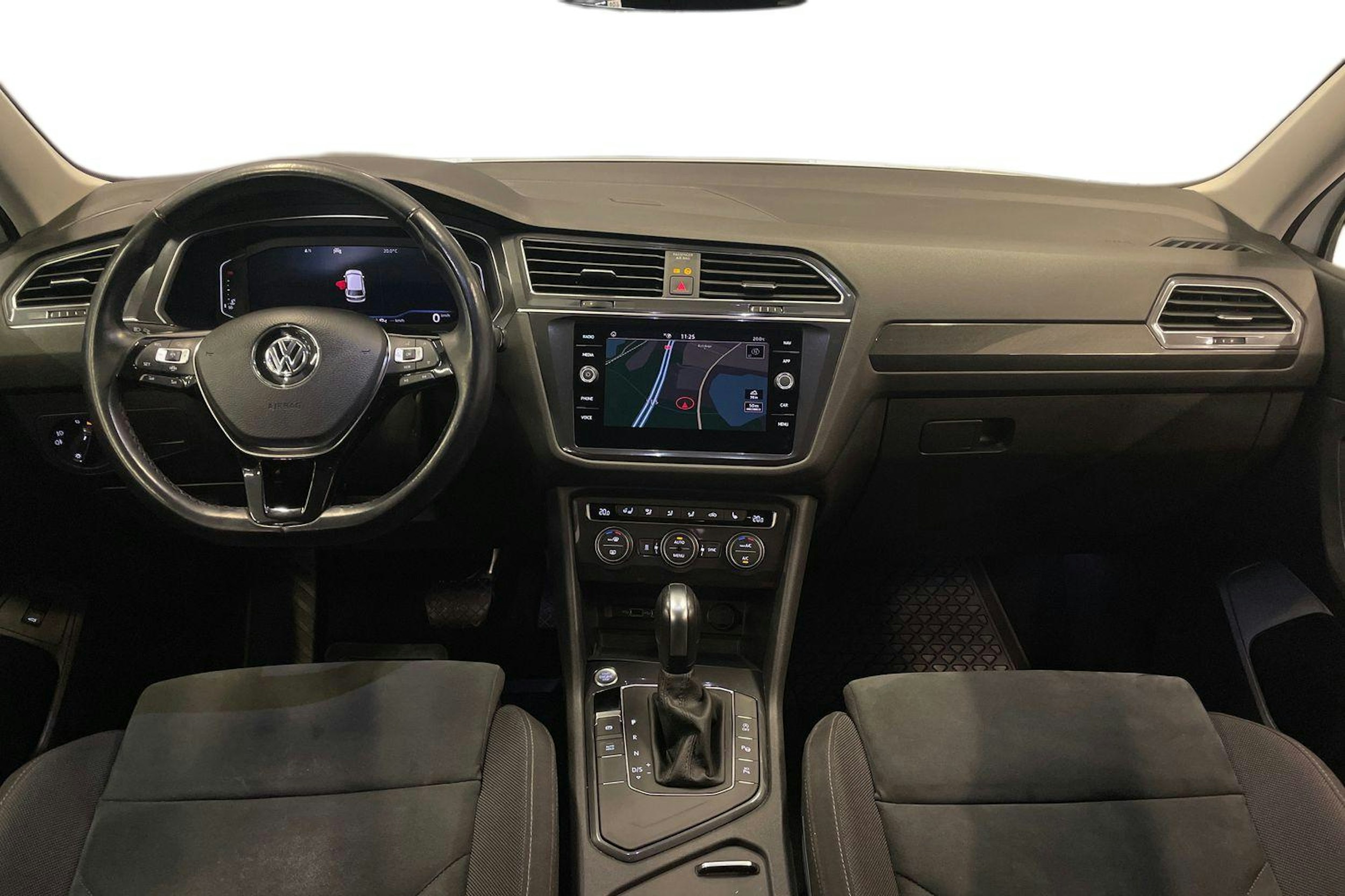 Valkoinen Volkswagen Tiguan Allspace 2020 kuva 7.