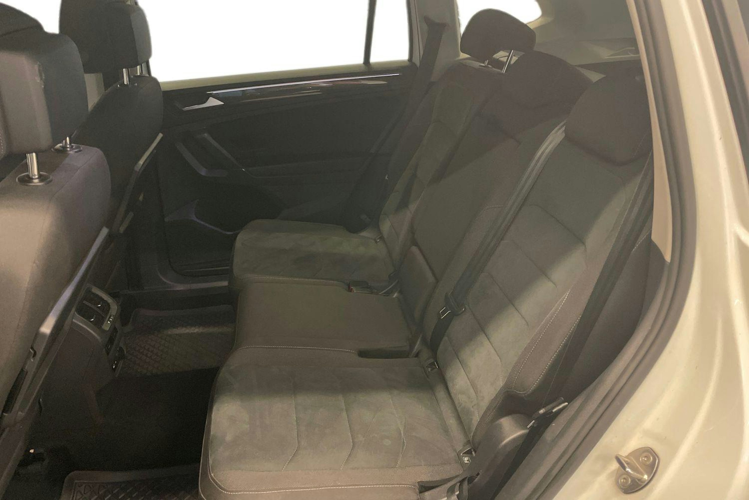 Valkoinen Volkswagen Tiguan Allspace 2020 kuva 8.