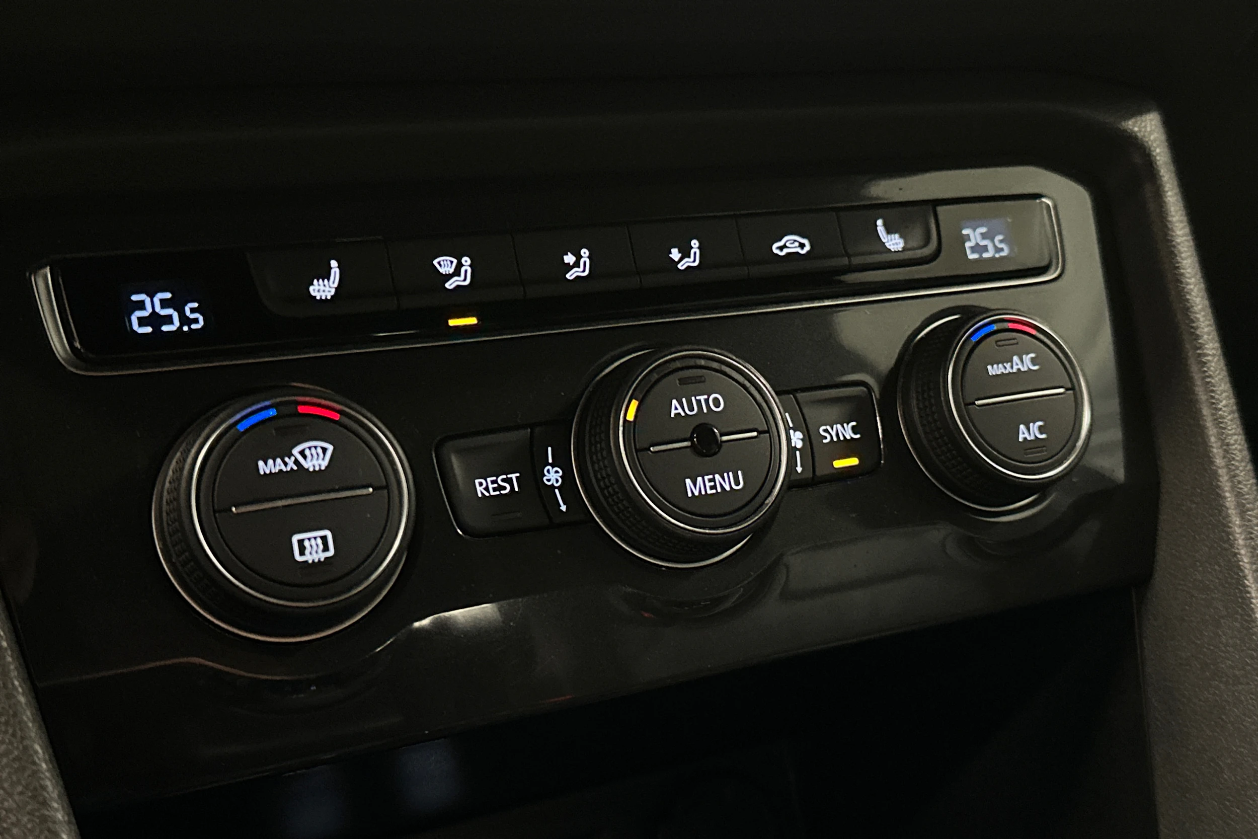 musta Volkswagen Tiguan Allspace 2021 kuva 28.