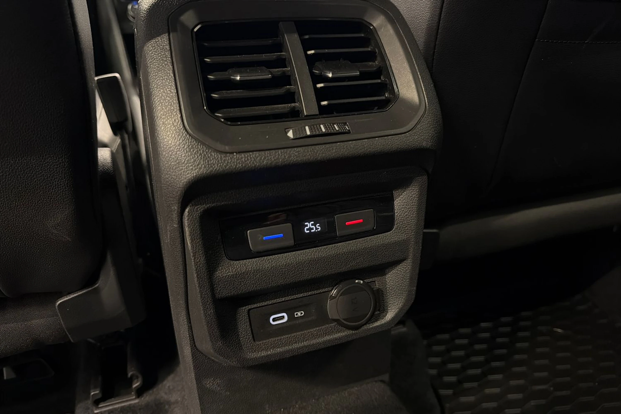 musta Volkswagen Tiguan Allspace 2021 kuva 38.
