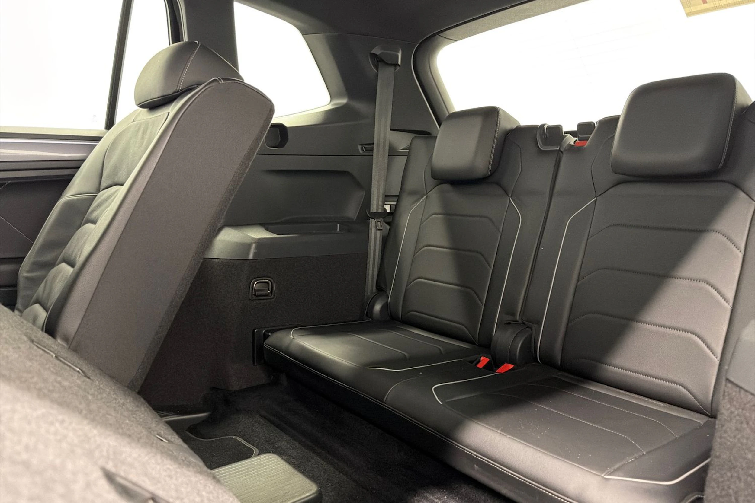 musta Volkswagen Tiguan Allspace 2021 kuva 43.