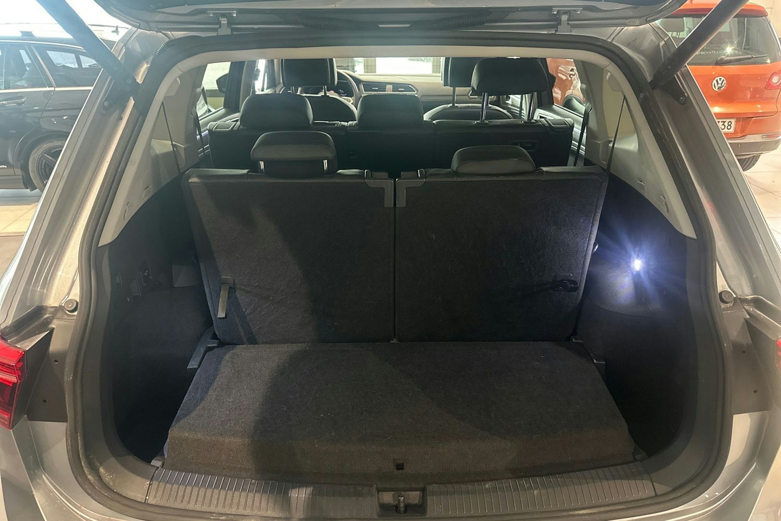 harmaa Volkswagen Tiguan Allspace 2023 kuva 14.