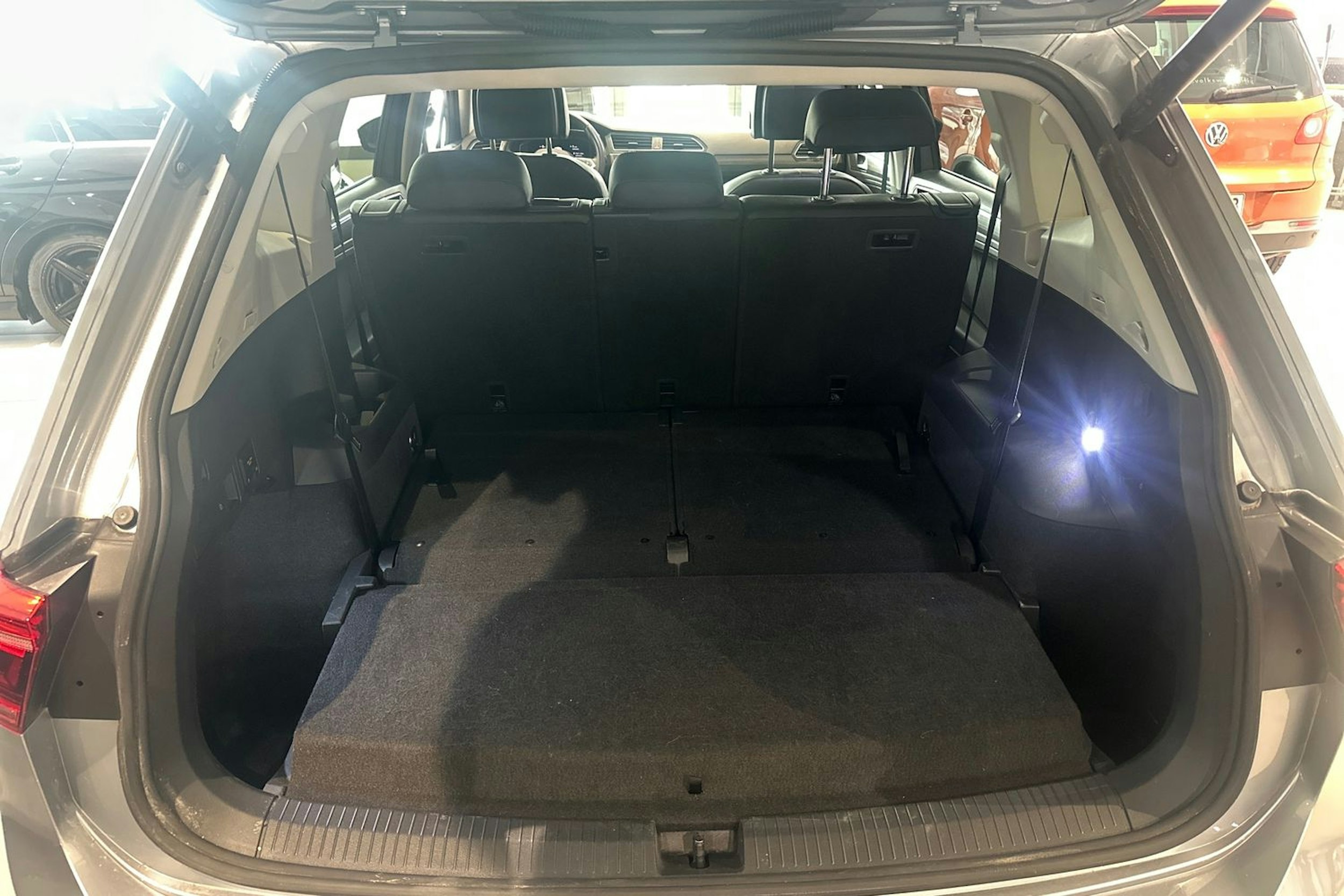 harmaa Volkswagen Tiguan Allspace 2023 kuva 16.