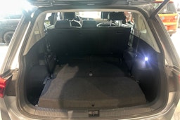 harmaa Volkswagen Tiguan Allspace 2023 kuva 16.