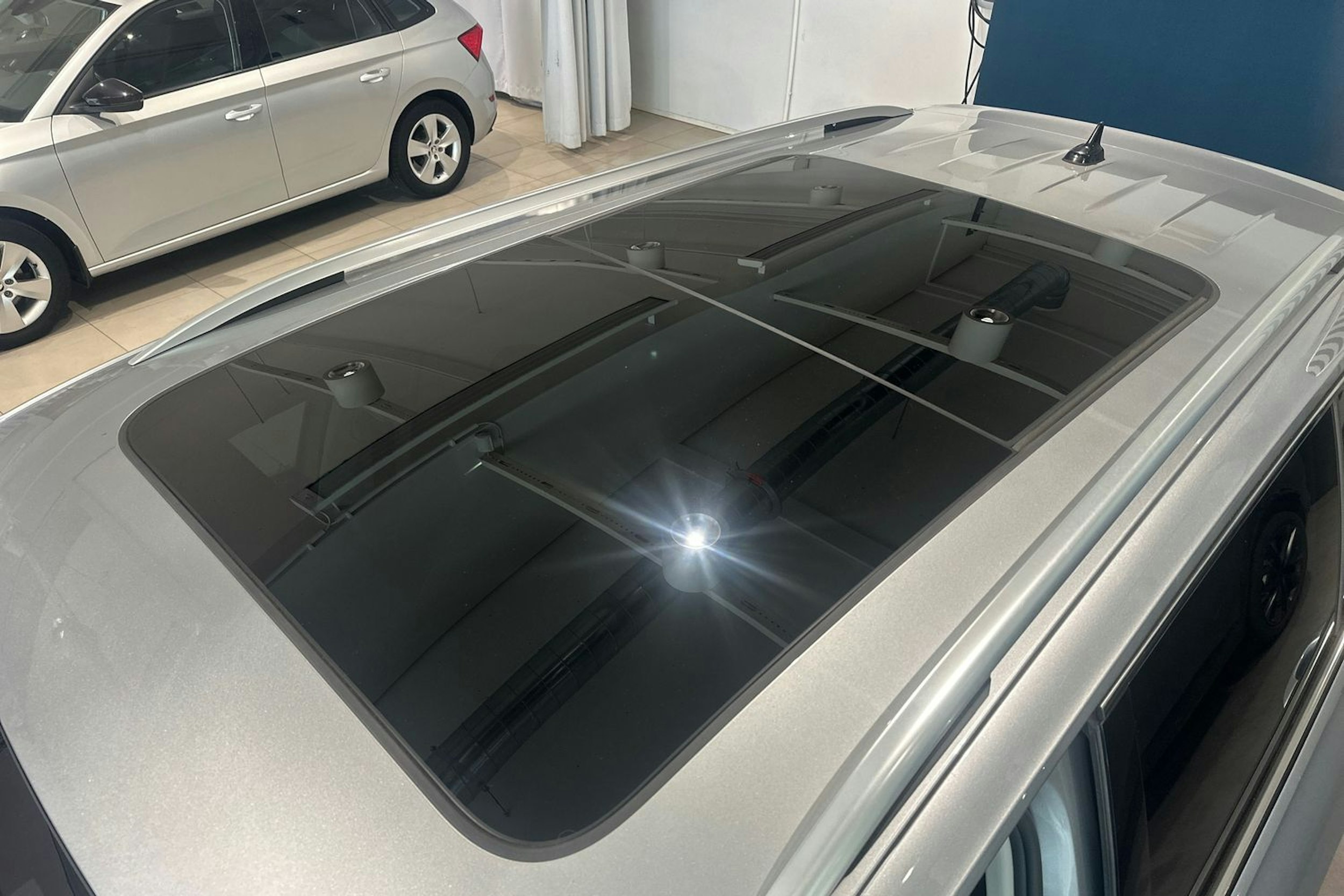 harmaa Volkswagen Tiguan Allspace 2023 kuva 19.