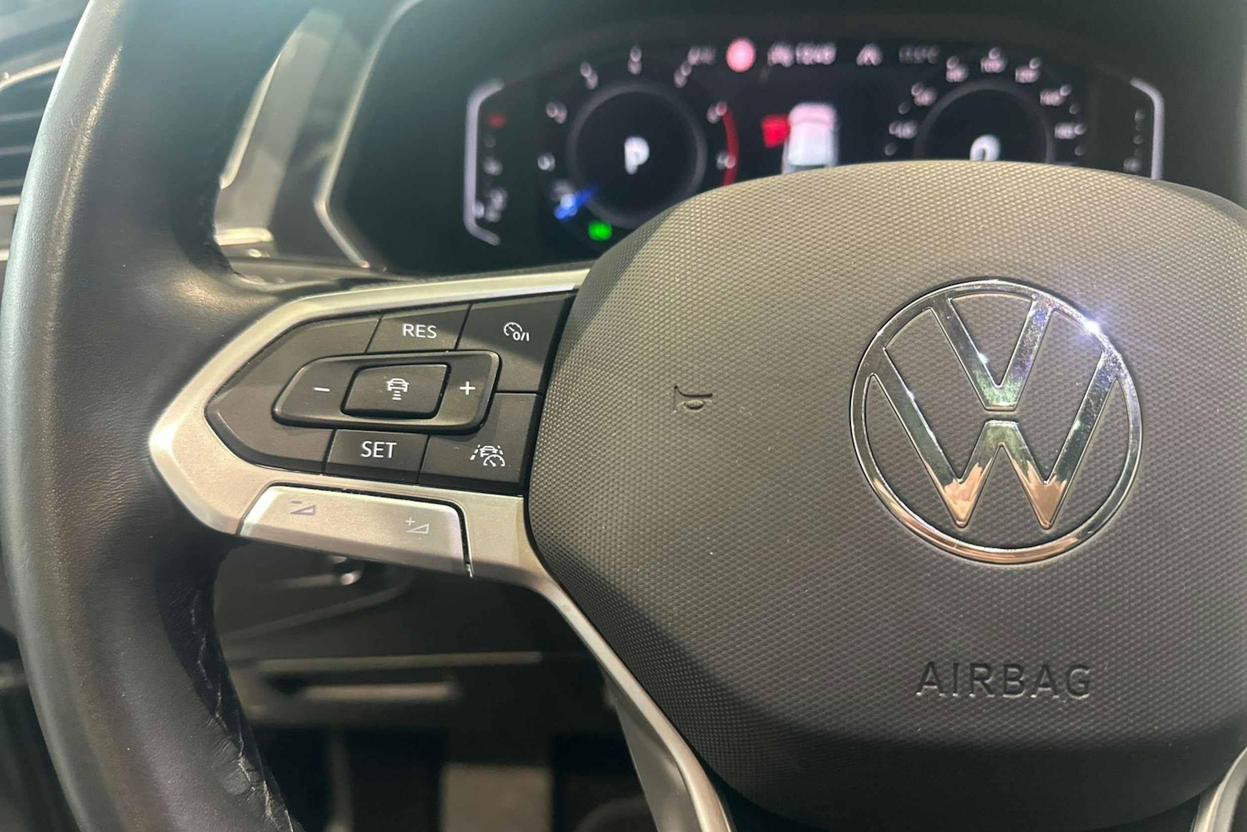 harmaa Volkswagen Tiguan Allspace 2023 kuva 24.