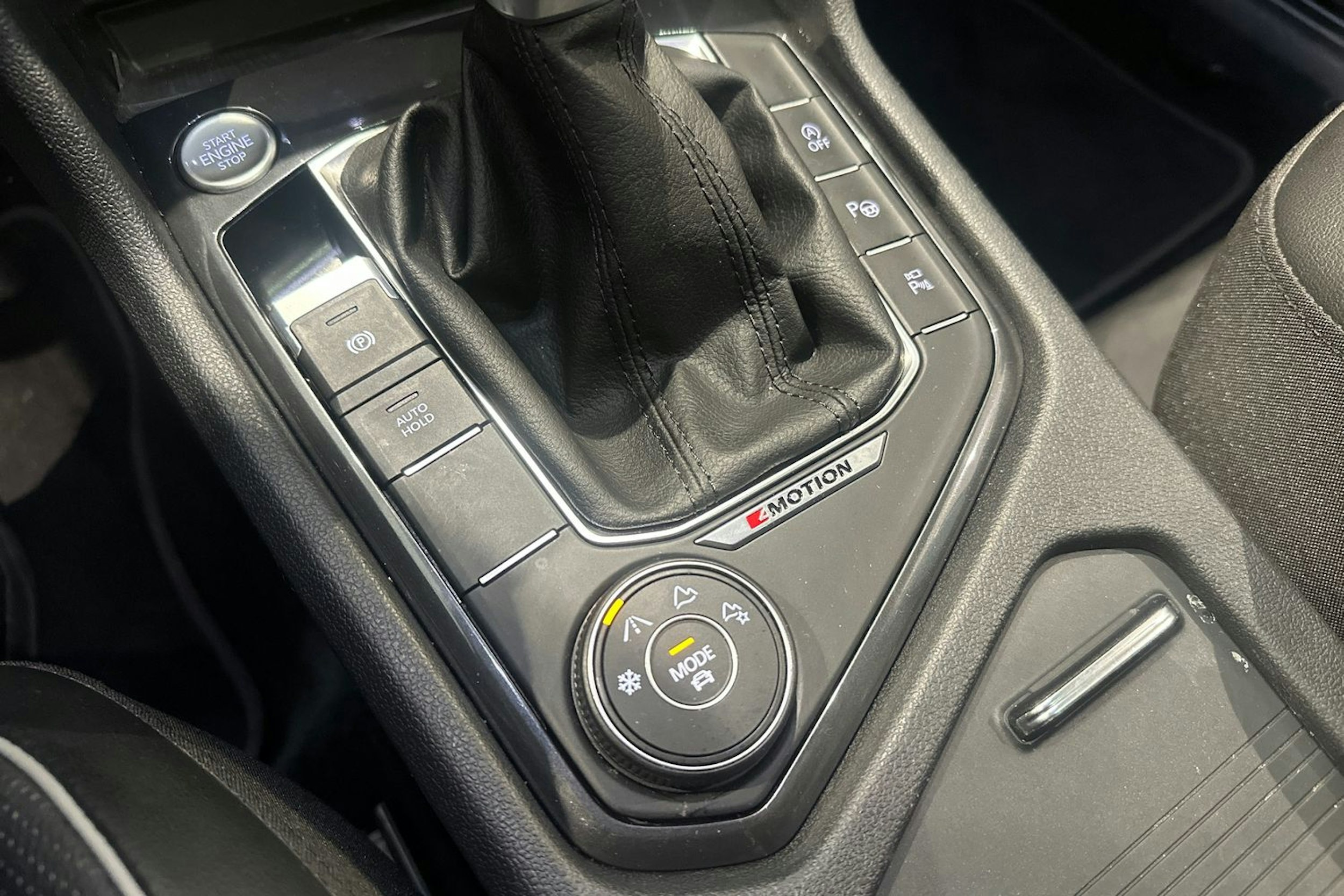 harmaa Volkswagen Tiguan Allspace 2023 kuva 25.