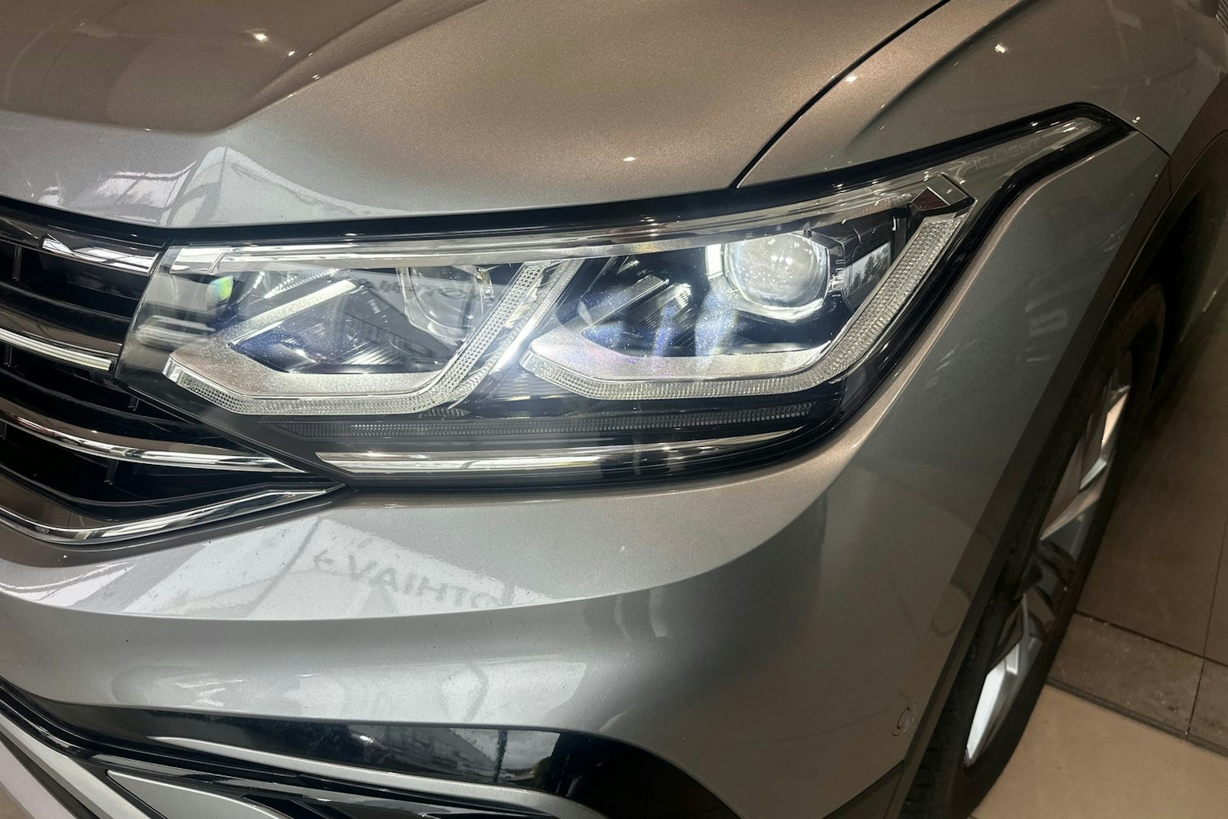 harmaa Volkswagen Tiguan Allspace 2023 kuva 26.